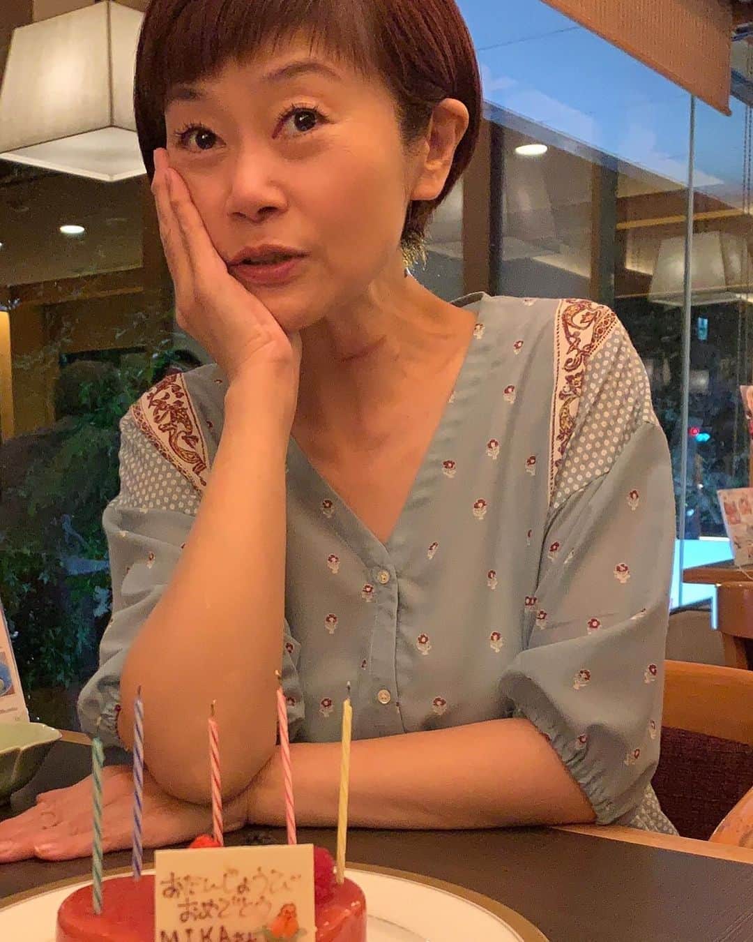 神野美伽さんのインスタグラム写真 - (神野美伽Instagram)「みなさん、 こんばんは‼️  今夜の東京、 急に涼しく過ごしやすくなり、 庭では秋の虫たちがしきりに鳴いています。  この場をお借りして、 昨日の私の誕生日に、お心のこもったメッセージ、お花やプレゼントをお贈り下さいました皆様に心から御礼を申し上げます。  家の中がまるでお花畑。 夢の中にいるようです。 とても、幸せです。  先の見えない大変な世の中ですのに、 私如きの誕生日にこんなにしていただきましたことを心から嬉しく、有難く思って居ります。 本当に、有難うございました。  夜は、 友人のカメラマンKUMIちゃんと、 トリマーのわかなちゃんと3人で外食しました。  ここ数年、 ずっと、 この年下の二人に誕生日を祝ってもらっています。  先日カレンダー撮影してもらった写真の話。 犬や猫の保護活動の話。 それぞれの夢の話。 話題はいつも尽きません。  二人とも、 とても頑張っているので、 私も沢山チカラをもらえます。  今年、年が明けたとき、 まさかこんな世の中になるとは考えも及びませんでした。  さて、 来年の誕生日は、どんな風に迎えることになるのでしょうか。  毎日を無駄にしないように、 逃げないように、 諦めないように、 頑張り過ぎないように、 欲張らないように、  そんなことなど思いながら生きていたいと思います。  #誕生日　#バースデーケーキ ＃外食　#カメラマン　#トリマー　#動物愛護  #GOGOgroomers」8月31日 20時44分 - mika_shinno_japan