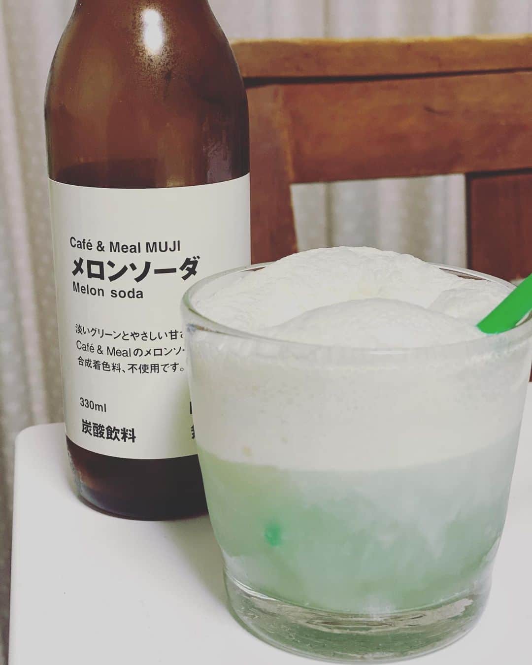 こまけいこのインスタグラム：「涼しくなるまでじっとしていることにします。 今年の夏は特にこたえてる。 暑過ぎない？ 歳なのかな。  MUJIのメロンソーダ。 クリームソーダにしたら泡立ちすぎ。 むずっ。 クリームソーダに合うグラス欲しいな。 #無印良品　#muji」