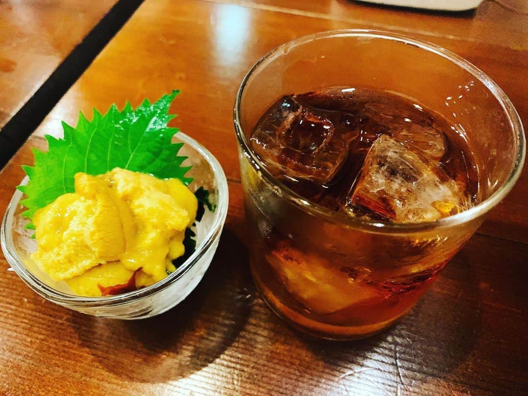 北川尚弥のインスタグラム：「北海道シリーズ。 最高に美味しかったウニとウイスキー🥃かと思いきやウーロン茶でした〜」