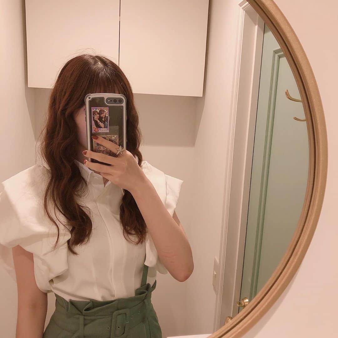 日下部美愛のインスタグラム：「iPhoneケースに挟んでる写真玲奈が作ってくれた！カワ  #表参道カフェ  #自撮り #photo #japan #model #hair #fashion #fashionblogger #makeup #followme #instagood #camera #instadaily #dailylook #한국 #맞팔 #사진 #데일리 #데일리룩 #패션 #韓国カフェ #salondelouis」