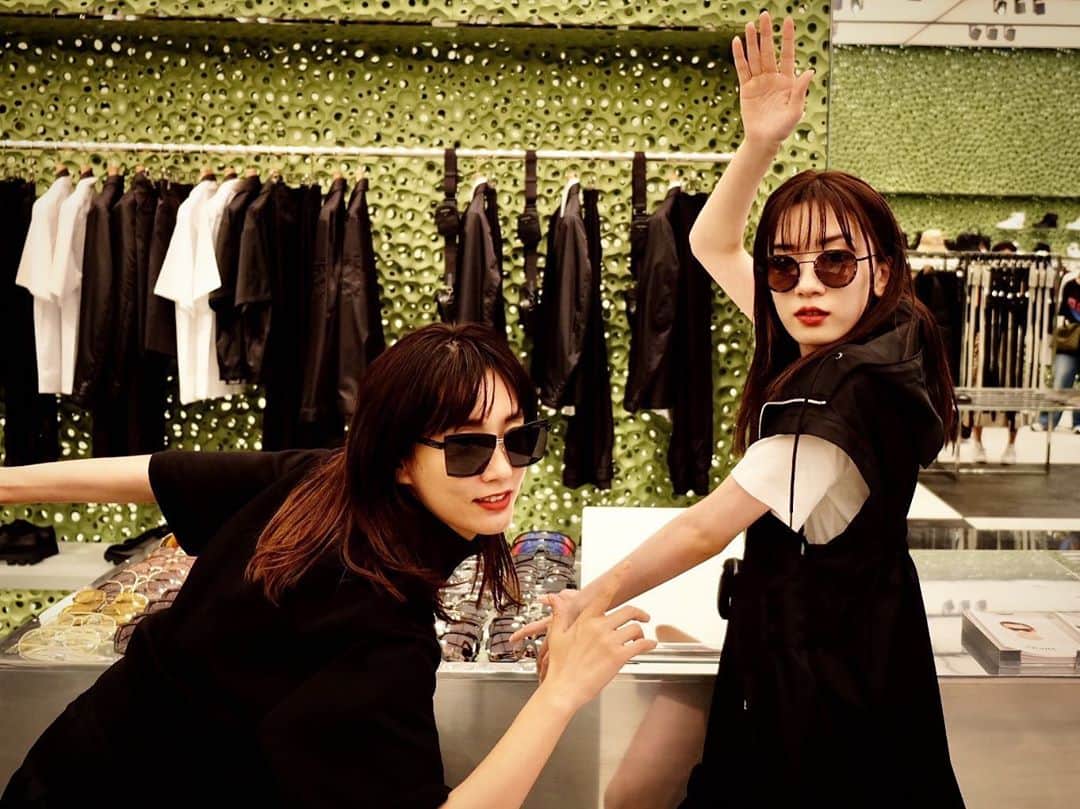 のインスタグラム：「店内の内装もスポーティーなプラダらしさ満開でとても素敵です。  写真は芽郁ちゃんといつもの感じで🥴  #PradaMiyashitaPark」