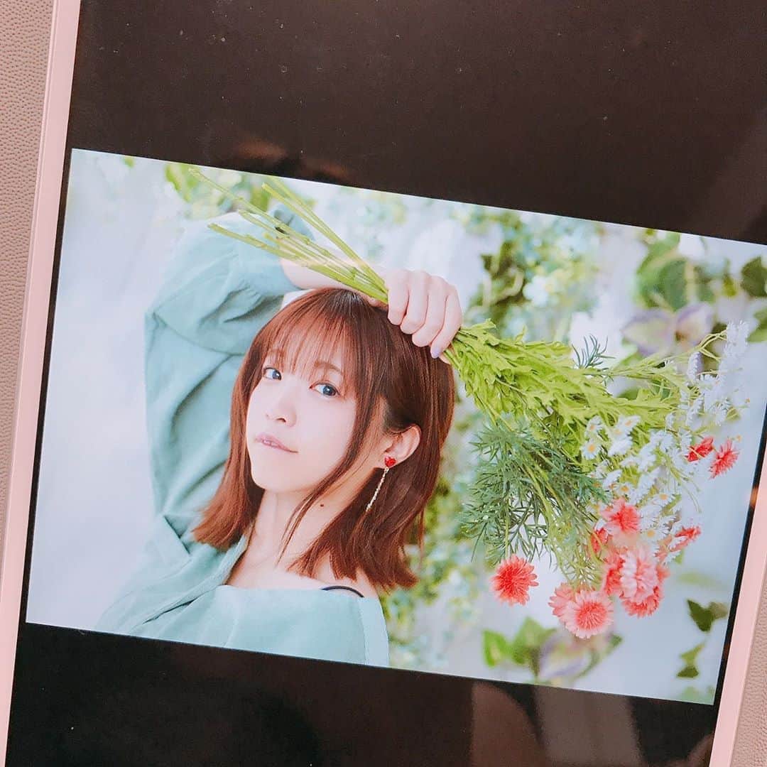 諏訪彩花のインスタグラム：「わーい💐こちらも載せさせてもらいます。お花持っての撮影も楽しかったなぁ😁✨🌻持ち方、豪快だった。。。笑 #ミリオン7th パンフレット」