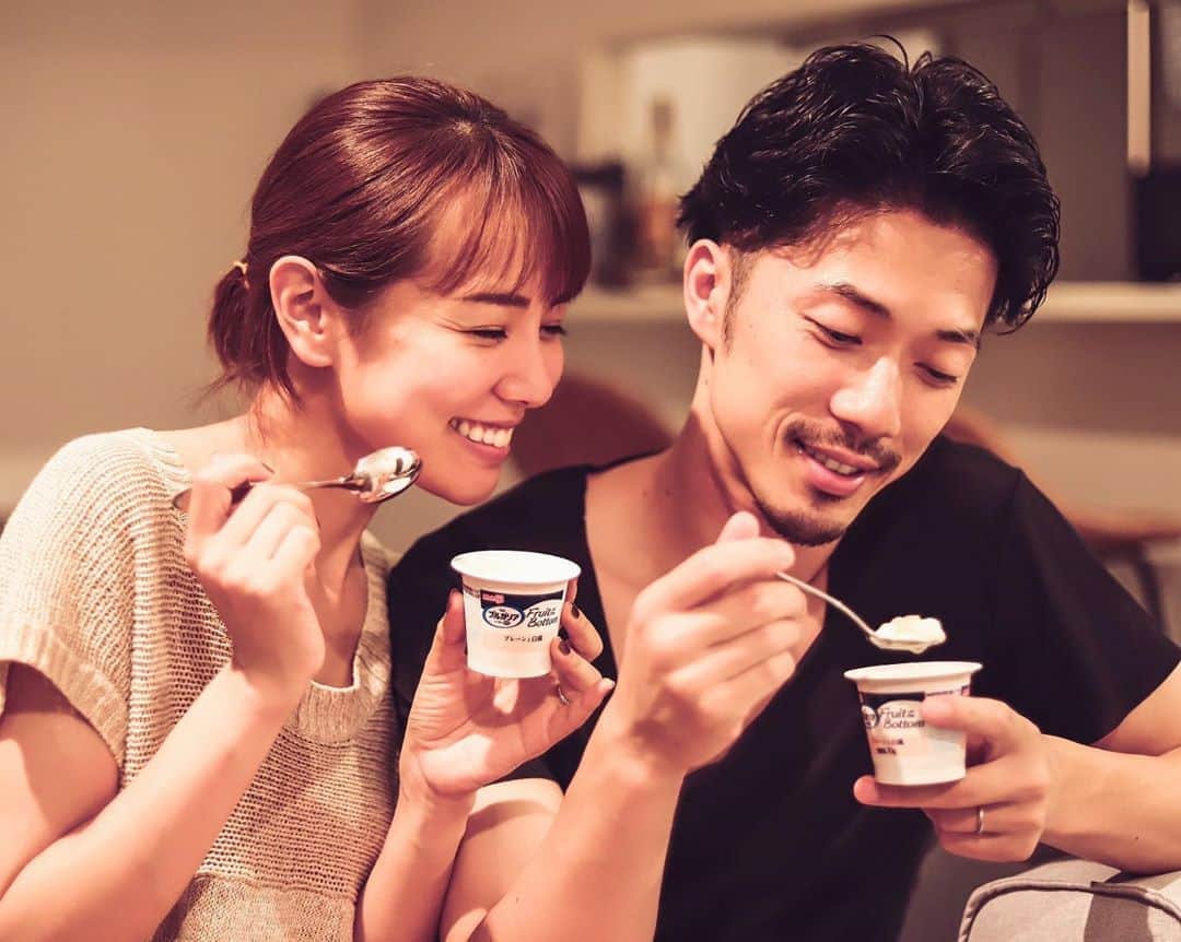 のインスタグラム：「. 夕ごはんの後は  恒例のNCISを二人で見ながらゆっくりタイム🎬 毎度内容が難解すぎて実際は全くゆったりできてない。笑  　  　 よるのデザートに、  明治ブルガリアヨーグルトLB81 Fruit on the Bottom の  「プレーンと白桃」を食べました💁‍♀️  　  プレーンとフルーツが織りなす新体験の2層ヨーグルトで、  下に桃のフルーツソースが入ってるの🍑 プレーンの部分は、ヨーグルトらしい爽やかなプレーン😚  「プレーンとオレンジ」ってのもあるんだけど、 桃好きな旦那さんには絶対こっちだと思って買ってきた👈  　  ２つ入りだからケンカにもならなくて( 👍ᐛ)👍グー  なんか私が横取りしそうな目で見てるけど、  実際横取りしてくるのは隣のひとだからね‎✋  　  　  #仲良し夫婦 #ヨーグルト #カップル  #カップルフォト #夫婦 #夫婦フォト #いつもありがとう #PR #フルーツオンザボトム　#お家時間　#ブルガリアヨーグルト」