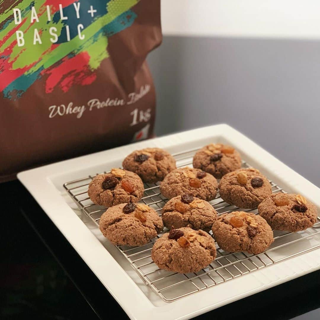 のインスタグラム：「@fixit.japan 💪🍪💪🍪 daily basic＋　whey protein isolate chocolate flavor 🍫　でプロテインクッキー作り🍪😋👩‍🍳✨ プロテイン、米粉、卵、、アーモンドプードル、オイルで👩‍🍳 グラノーラとドライフルーツをトッピングしてちょっと可愛く🍪☺️ #プロテインレシピ #プロテインスィーツ#プロテインクッキー #🍪🍪🍪 #protain #タンパク質 #workout #muscle #クッキー作り #お菓子作り#筋トレ女子 #おうちカフェ#おうちcafe #dailybasic #fixit #低糖質#高たんぱく質 #wpi #国産プロテイン #hiiの彩りごはん」