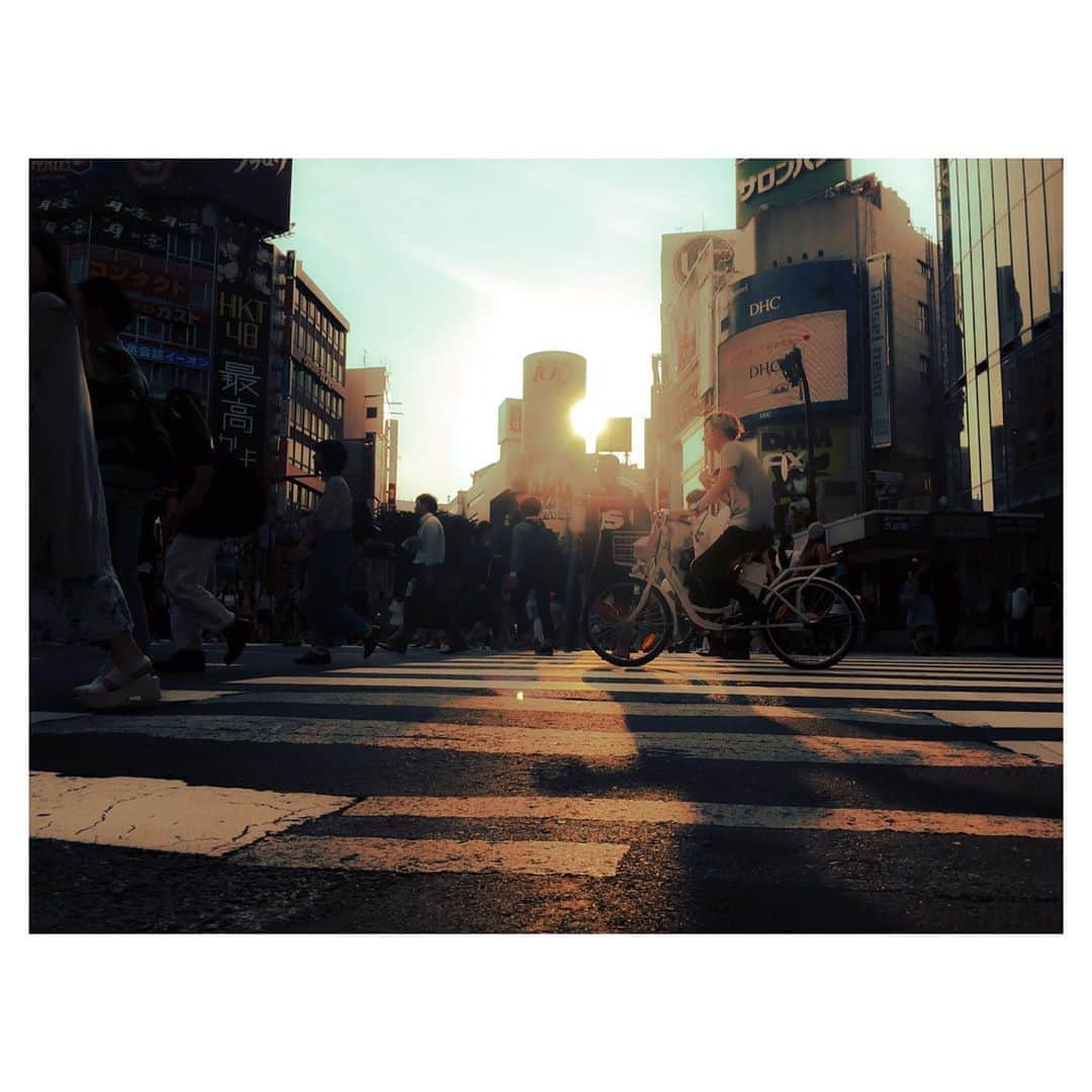 kazhixさんのインスタグラム写真 - (kazhixInstagram)「Light and shadow in the daily life of Tokyo . . やっと猛暑日から解放だー😆✨ . . . shot on iphone7 . . . . #ShotoniPhone #instagram  #igersjp #ファインダー越しの私の世界 #東京カメラ部 #insidephotos #magnificomagazine #classicsmagazine  #jj_forum_3080」8月31日 20時48分 - kazhix