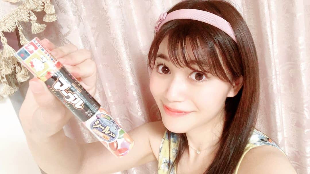 のインスタグラム：「‪【#マーブル】  7色のカラフル糖衣チョコレート🍫  人気の「世界の旅」シリーズの シールが入ってるよん🌍✈️  #明治 #meiji #マーブルチョコ #マーブルチョコレート  ‪#駄菓子アナウンサー‬ ‪#駄菓子屋 #駄菓子女子 ‬ ‪#駄菓子 #日本駄菓子協会 #公認‬  ‪#HAP #horipro‬ ‪#田中めぐみ #アナウンサー‬ ‪#ホリプロ #ホリプロアナウンス室‬」