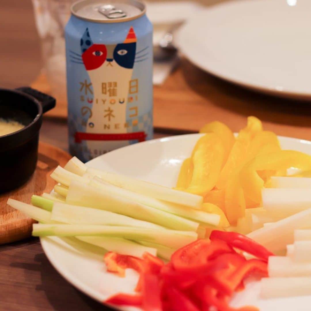 のインスタグラム：「今日は #野菜の日 🍅🥒🌽 ということで、野菜メインのおつまみ「豆乳のバーニャカウダ」をご紹介します🍽 　 にんにく2かけとアンチョビ4きれを刻んで豆乳200mlに投入！そこにオリーブオイル大さじ2、パルミジャーノチーズ10gを入れて一煮立ちしたらソースの出来上がり。野菜はお好みでどうぞ！ #水曜日のネコ にぴったりの簡単レシピです。 . ペアリングのポイントなど、更に詳しく知りたい方は、#よなよな料理部 のこちらの記事で👉 https://yonasato.com/column/recipe_21 ( @yonayona.ale のプロフィール欄から飛べます✈️）  ===  ヤッホーのビールを飲んだ日は @yonayona.ale をタグ付けして、postいただけると嬉しいです😊 もしかしたらリポストさせていただく…かも？  === . . #ビール #クラフトビール #家飲み #飲酒タグラム #宅飲み #呑み #ビール女子 #ビール好き #ビアスタグラム #ビールクズ #ビール大好き #ビール好きな人と繋がりたい #beer #craftbeer #cheers #instabeer #beerstagram #beertime #ビール部 #ヤッホーブルーイング #ビール飲みたい #缶ビール #おうちごはん #ペアリング #レシピ #バーニャカウダ #豆乳」
