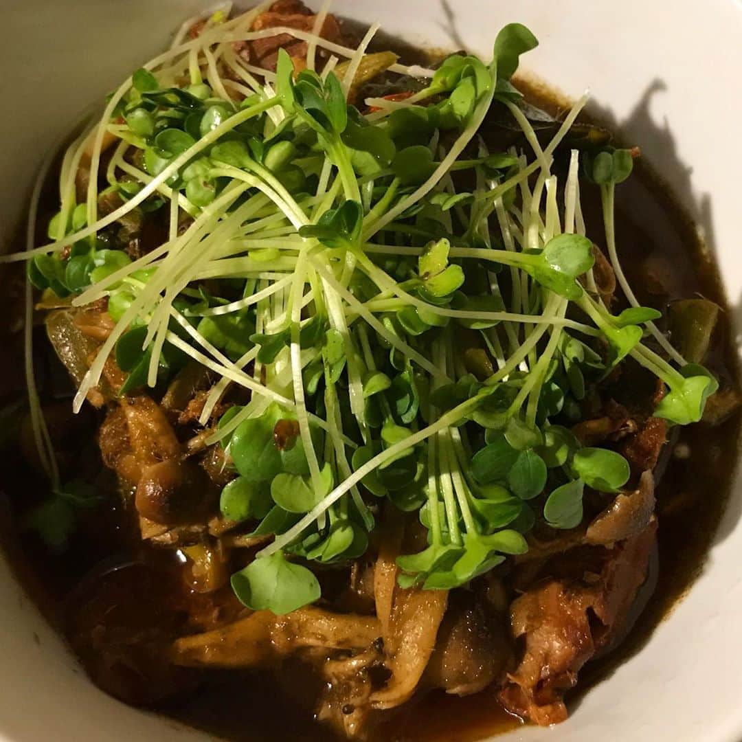 のインスタグラム：「豚の角煮(？)出来上がり〜！ オクラとシメジとウンナンヒャクヤクと長命草も仕上げに足しました。 @nihon_hachimitsu  のハチミツも入れました。 月桃の香りイイ感じ いただきます♪  #月桃料理 #うさがみそーれー」