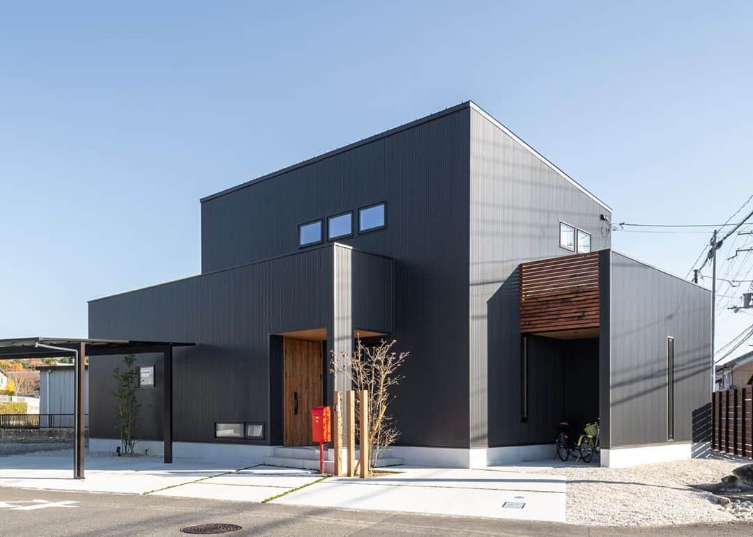 ルポハウス一級建築士事務所さんのインスタグラム写真 - (ルポハウス一級建築士事務所Instagram)「・ ・ ・ 閑静な住宅街で目をひく、黒ガルバ×箱型の外観。 ・ ３つ並んだ窓やポストが重厚感に軽やかさをプラスして、アクセントにもなっているヒノキ格子の下には、サイクルポートを設えました。 ・ ・ ・ 𓐌𓐌𓐌𓐌𓐌𓐌𓐌𓐌𓐌𓐌𓐌𓐌𓐌𓐌𓐌𓐌𓐌𓐌  ルポハウスの施工事例はこちらまで☞ @reposhouse  𓐌𓐌𓐌𓐌𓐌𓐌𓐌𓐌𓐌𓐌𓐌𓐌𓐌𓐌𓐌𓐌𓐌𓐌 #ルポハウス は#ちょっとかっこいい家 を"友人のために" という思いでつくっています。 一生に一度の#マイホーム。 「あなたにしかできない」×「ルポハウスだからできる」で、 私たちだけの#家づくり を思いっきり楽しんでみませんか？！ ・ ・ ・ #住宅 #注文住宅 #新築一戸建て #デザイナーズ住宅  #一級建築士事務所 #設計事務所  #滋賀県大津市 #滋賀県草津市 #滋賀県栗東市  #滋賀県近江八幡市 #外観デザイン #外観イメージ #黒ガルバ #黒ガルバの家」8月31日 21時02分 - reposhouse