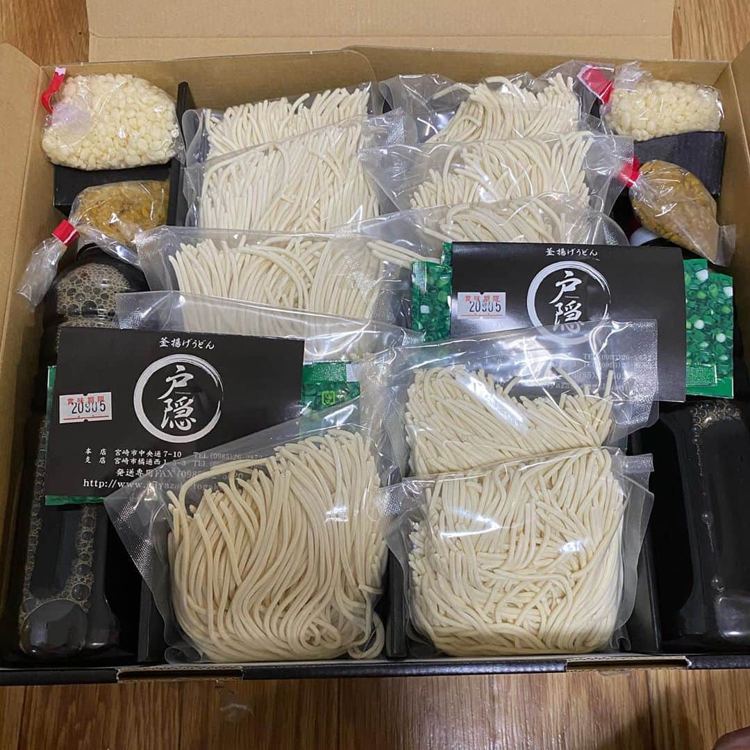 小田幸平のインスタグラム：「パパ〜ママ〜ありがとう😊宮崎から戸隠の釜揚げうどんが届きました❗️今日の晩ご飯はこれで決まり。宮崎行きてー。皆さん宮崎行った時は戸隠へ。#宮崎県#戸隠#愛媛マンダリンパイレーツ#中日ドラゴンズ#読売ジャイアンツ#はげch#ありがとう」