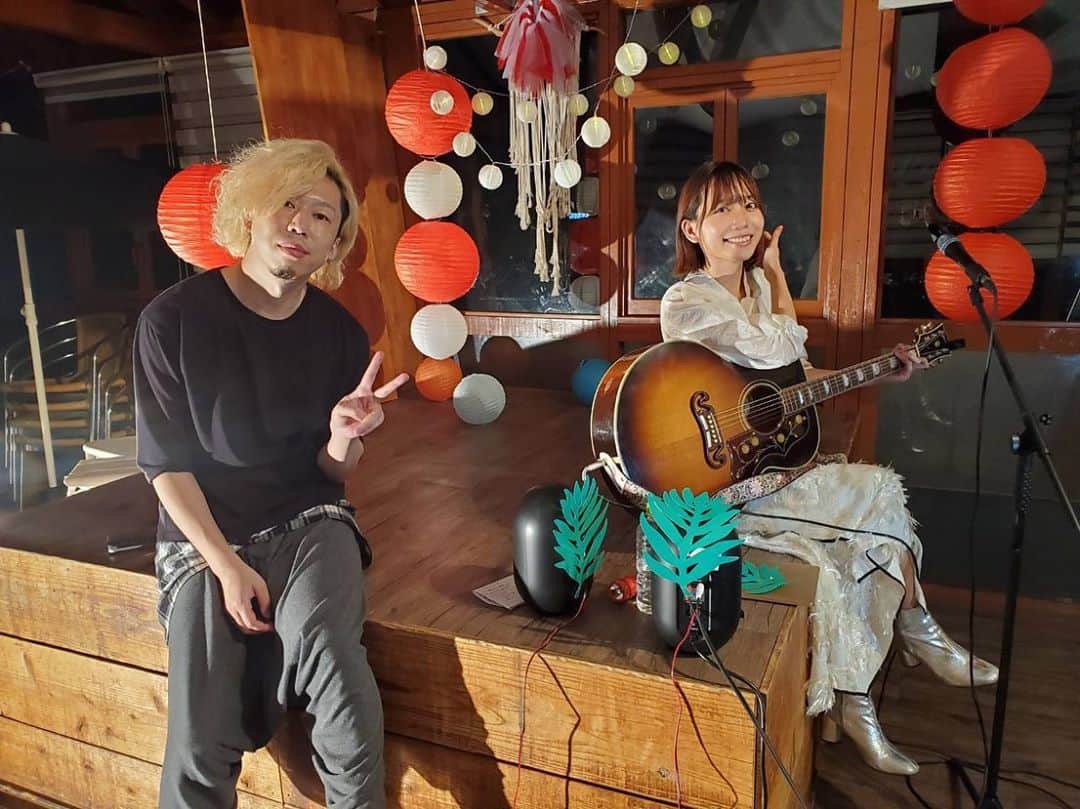 のインスタグラム：「みなさん夏まつり配信ライブ楽しんでもらえましたか〜？🍉 アーカイブ、期間限定で残ってるのでまだの方は辻詩音のYouTubeまでぜひ観に来てください💻 オンライン屋台(投げ銭)やグッズでの応援も本当にありがとう！ 音楽をやる環境、観る環境は変わって、これからまだどうなっていくかは分からないけど。 こうしてみんなからの応援をもらって、また新しい音楽や新しいライブを企画できるので、また次に進めるよう歩みを止めず頑張っていきます🏃‍♀️はしーれはしーれ！ 次は秋だね。 なにをやろうかな〜？🏰  あ、夏まつりライブ、途中の屋台映像と、最後の花火動画もこだわって編集したのでここもチェックしてください！🎇 #辻詩音 #辻詩音と夏まつり #辻詩音と夏あつめ  #live #配信ライブ #gibson #singersongwriter」