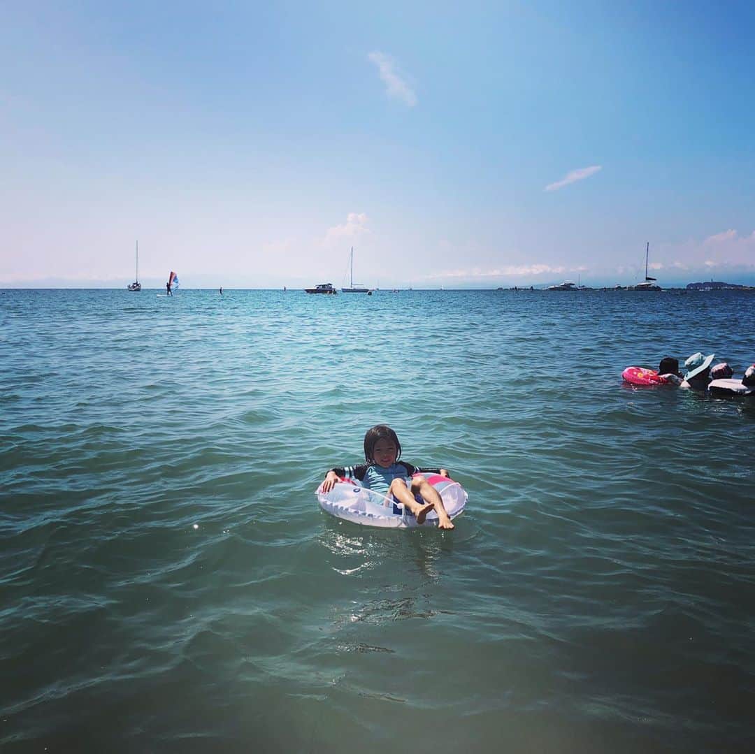 SAYUKIさんのインスタグラム写真 - (SAYUKIInstagram)「夏の思い出。家族で海へ。 海が大好きなので、夏の終わりに駆け込みで行けて良かった。子供達は波と戯れ、岩場でカニやヤドカリを捕まえて大はしゃぎ。 私も子供の頃の夏の1番の幸せな記憶は家族で海で遊んだこと。 子供達にも同じように、海の楽しい思い出を作ってあげたいな。  #夏の思い出　#海水浴　#beach #海　#SAYUKIsdj」8月31日 20時57分 - sayukisvoice