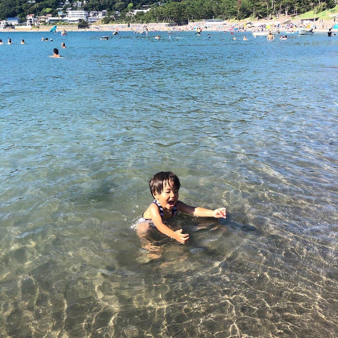 SAYUKIさんのインスタグラム写真 - (SAYUKIInstagram)「夏の思い出。家族で海へ。 海が大好きなので、夏の終わりに駆け込みで行けて良かった。子供達は波と戯れ、岩場でカニやヤドカリを捕まえて大はしゃぎ。 私も子供の頃の夏の1番の幸せな記憶は家族で海で遊んだこと。 子供達にも同じように、海の楽しい思い出を作ってあげたいな。  #夏の思い出　#海水浴　#beach #海　#SAYUKIsdj」8月31日 20時57分 - sayukisvoice