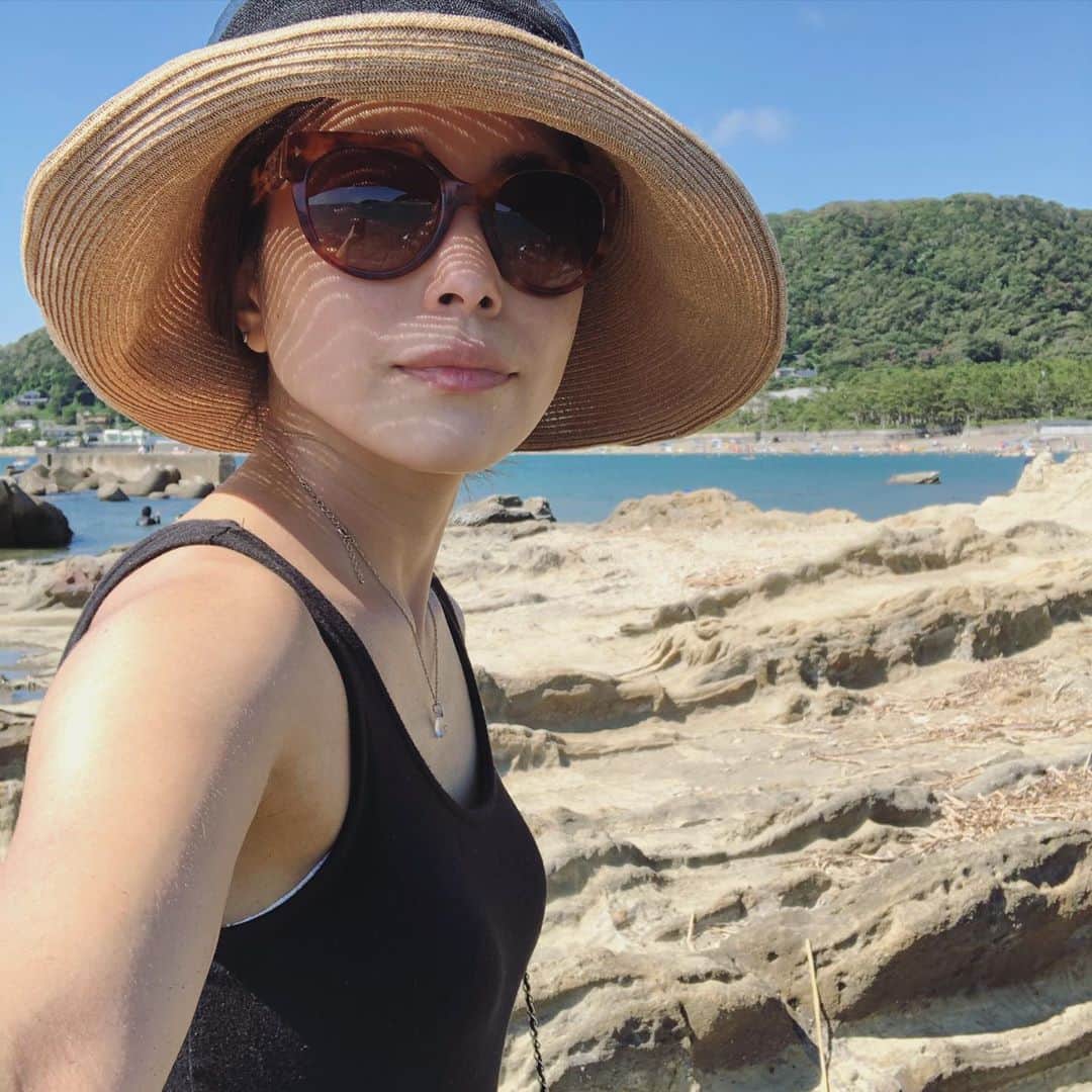 のインスタグラム：「夏の思い出。家族で海へ。 海が大好きなので、夏の終わりに駆け込みで行けて良かった。子供達は波と戯れ、岩場でカニやヤドカリを捕まえて大はしゃぎ。 私も子供の頃の夏の1番の幸せな記憶は家族で海で遊んだこと。 子供達にも同じように、海の楽しい思い出を作ってあげたいな。  #夏の思い出　#海水浴　#beach #海　#SAYUKIsdj」