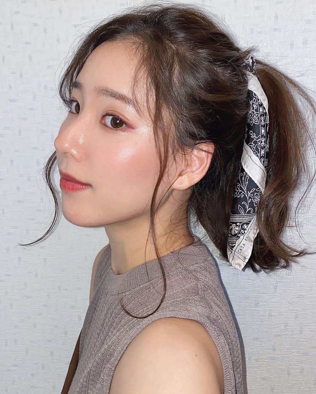 のインスタグラム：「エテュセ @ettusaisjp の 2020 AUTUMN COLLECTION🍂﻿ ﻿ 一足早く素敵なコスメボックスと共に﻿ お送りして頂きました💓﻿ ﻿ "ニュアンスワントーン"をテーマとした新作は﻿ 今季のファッショントレンドで注目されている﻿ ワントーンスタイル、そしてメイクの トレンドカラーであるブラウンやグレージュ、 ピンクベージュを取り入れたアイテムを展開。﻿ ﻿ 口もと、目もとにボリュームを持たせた ルックが引き続き流行するようなので﻿ 新作を使ってファッションと合わせた﻿ ニュアンスワントーンメイクしてみたよ☺️﻿ ﻿ ✔︎フェイスエディション﻿ スキンベース フォードライスキン﻿ カラースティック 03ピーチピンク﻿ ﻿ ✔︎アイエディション﻿ カラーパレット 01バーガンディブラウン﻿ ジェルライナー 01バーガンディブラウン﻿ ﻿ この2つは9月17日から全国で発売開始です☝🏻﻿ ﻿ ✔︎リップエディション﻿ ティントルージュ 03ピュアコーラル﻿ ﻿﻿ #エテュセ #PR﻿ #ティントルージュ#ティントリップ﻿ #スキンベース #トーンアップ﻿ #プライマー﻿ #マスカラベース﻿ ﻿」