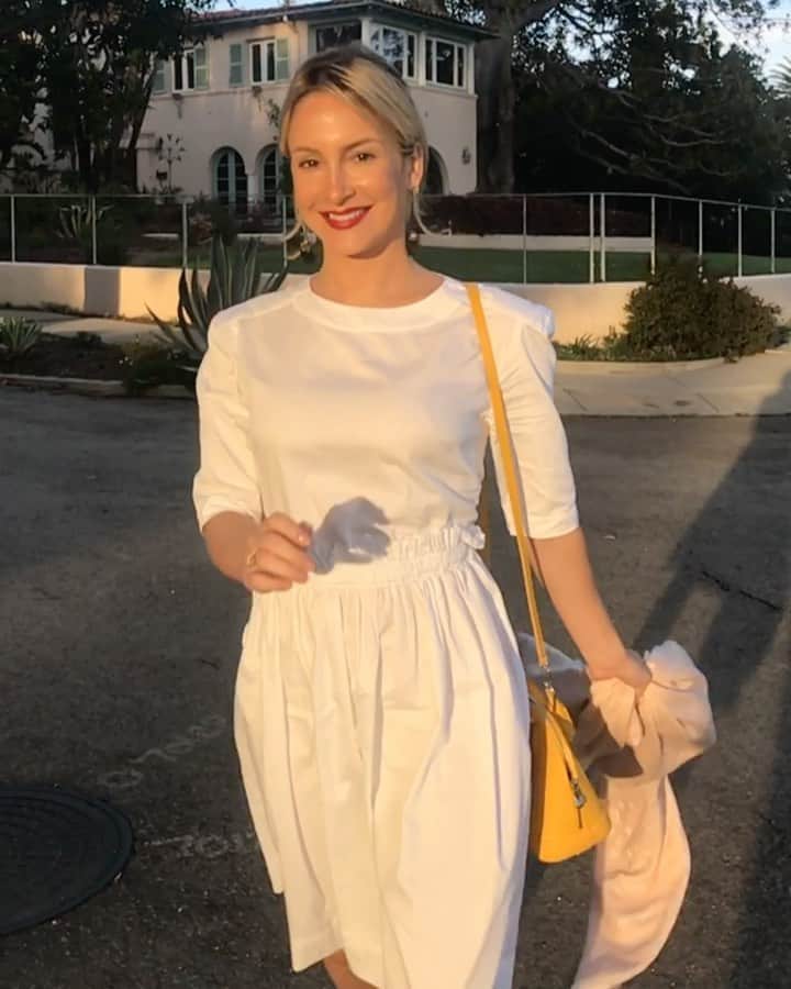 Claudia Leitteのインスタグラム：「Bom dia! Vez por outra, você pensa que as coisas estão devagar? Oxe! Relaxe, véi! Deus ativou o “slow” pra te ver passar. Desfile! 😝Ps. Se precisar de uma legenda “top” (detesto essa palavrinha da moda 😏), cola em mim que você passa de ano. PS2. Vou lá dar bom dia no telegram. 😚」