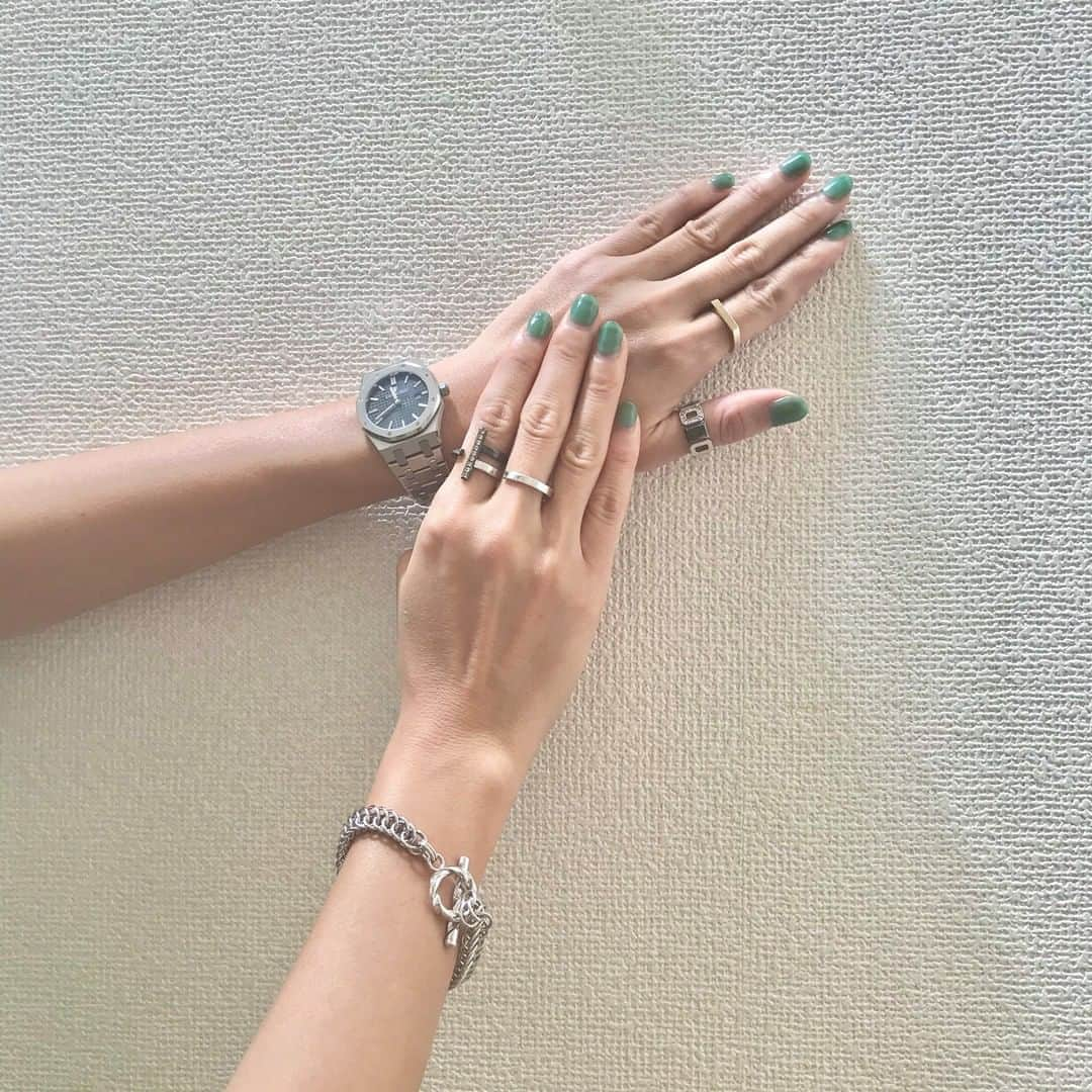 SPURさんのインスタグラム写真 - (SPURInstagram)「稲妻のようなかたちの“Noise Ring“で知られるRIEFE JEWELRY。 デザイナー春井里絵さんを📸 自ら「ズボラなモードさんにピッタリ」とプッシュするのが右手のダブルフィンガーリング。忙しい朝、これひとつスポッとはめるだけで奥行きある手もとに。  左手には、かねてより作りたかったという親指リングがキラリ✨ エッジィと華やかの絶妙なバランス、真似したいです。（編集N）  #riefejewelry #ダブルフィンガーリング #rings #指輪 #ブラックゴールド #手元 #手もと #ジュエリー重ねづけ #SPUR #fashion  #jewelry #レイヤードジュエリー #NoiseRing」8月31日 21時00分 - spurmagazine