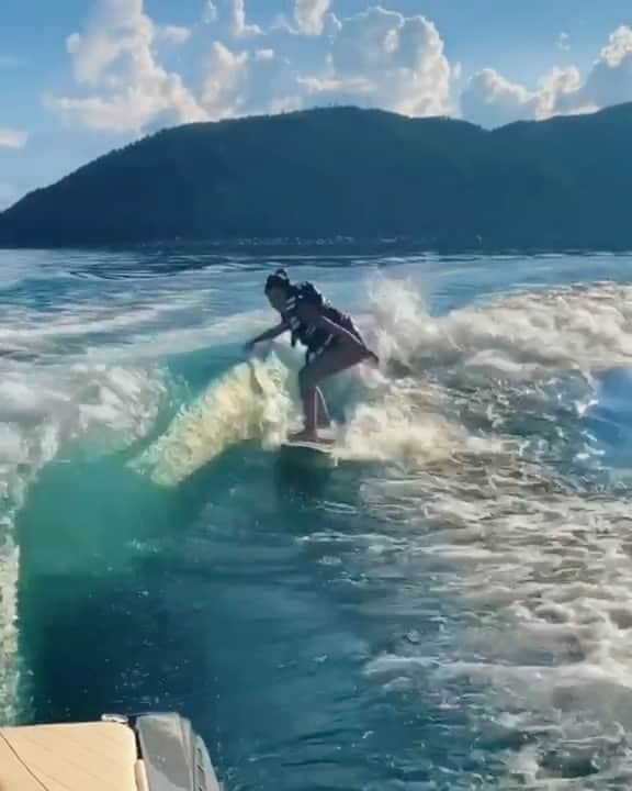 鈴木まりなのインスタグラム：「初めてのウェイクサーフィン🏄 1分半立てた👽🔥      #wakesurfing #ウェイクサーフィン」