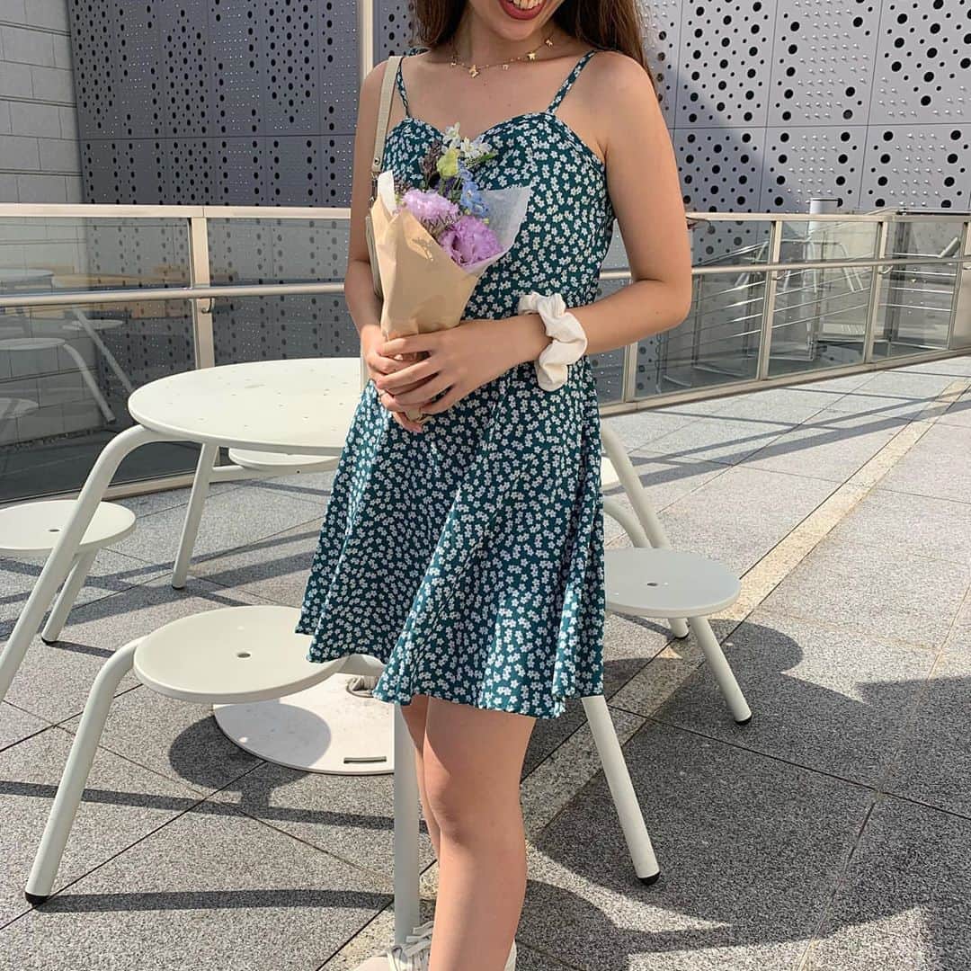 のインスタグラム：「今年はミニ丈の花柄ワンピが気になる🌼﻿ ﻿ 夏のガーリーコーデに欠かせない花柄ワンピース👗今年はヘルシーに決まるミニ丈ワンピが流行中👀おしゃれガールのコーデ術や愛用ワンピを参考にしてみて💓﻿ ﻿ 📸① @natsune__20 ﻿ ②エル・ガール ユニオンMimi( @iammimijp )﻿ ③ @_chiikachristiana_ ﻿ ﻿ ﻿ 🦄 @ellegirl_jp ではみんなの素敵な投稿をご紹介♡「秋先取りコスメ」「バッグの中身」「ヘアアレンジ」の写真を募集中🤳﻿ 【 #ellegirluni 】のタグを付けて投稿してね📲﻿ ﻿ ﻿ #ellegirlfashion #夏ファッション #夏コーデ #夏コーディネート #夏コーデ2020 #ワンピースコーデ #ワンピース👗 #ワンピース好き #ワンピースコーディネート #ワンピ #花柄ワンピース #花柄ワンピ #花柄ワンピースコーデ #shein #sheinoutfit #ミニ丈ワンピース #withjean #キャミソールワンピース #キャミワンピ #ガーリーコーデ #海外通販 #海外ブランド #海外ファッション」