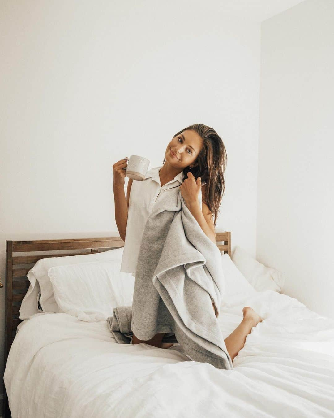 アリッサ・リンチさんのインスタグラム写真 - (アリッサ・リンチInstagram)「best feeling in the world (besides sipping morning coffee) is NEW and perfect sheets 😭 so many favorites from @brooklinen — my white linen sheets, an amazing robe I’ve been living in, and this soft & beautiful throw blanket 🤍 talking more about why I love @brooklinen so much in my stories today & including a promo code there for you so you can experience this magic too ✨✨ #brooklinen #mybrooklinenstyle #ad」9月1日 2時38分 - alyssalynch