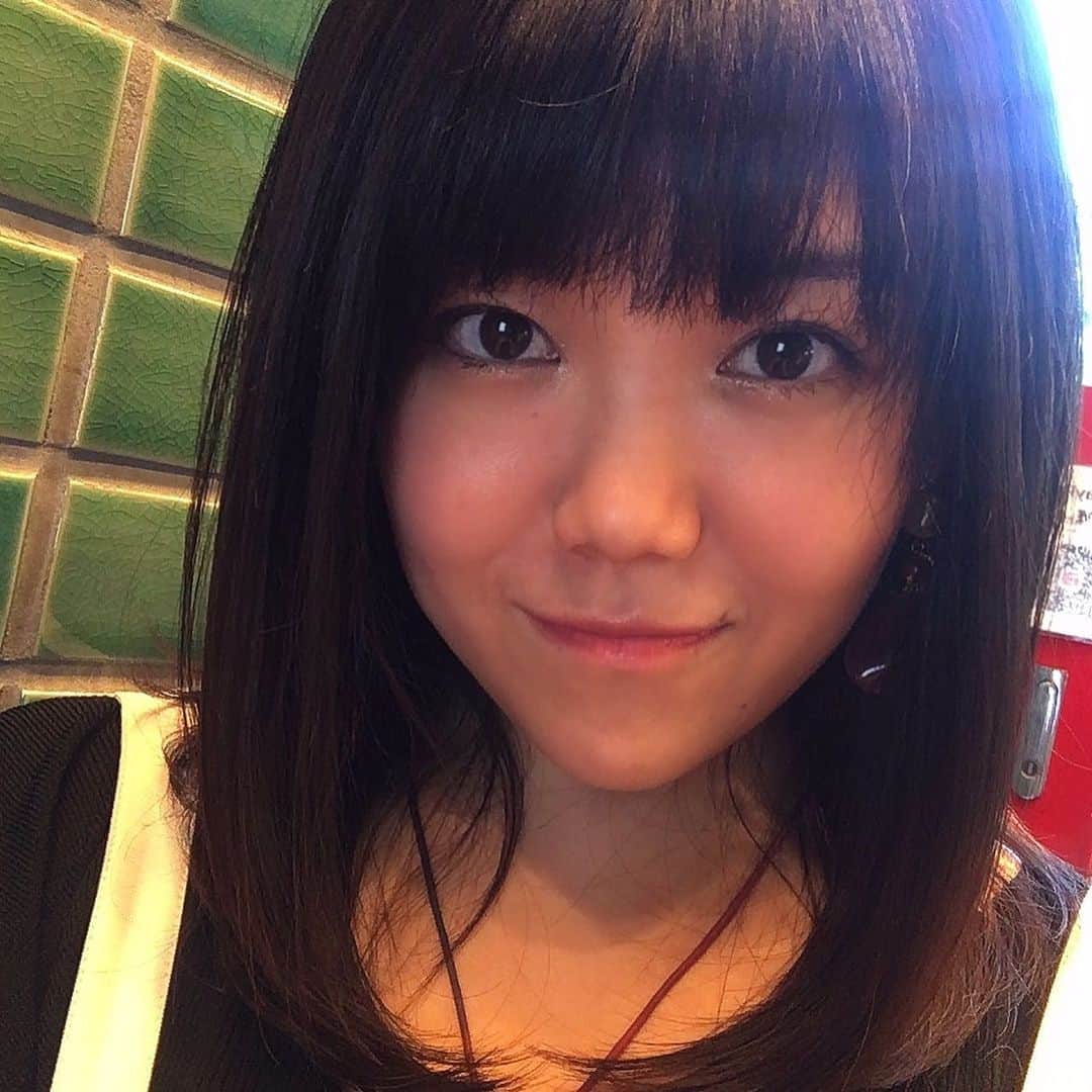 優妃さんのインスタグラム写真 - (優妃Instagram)「切ります宣言しておいて、カット後載せてなかった👀  黒のまま、にょきにょき伸ばしております。 髪伸びるのすっごく早いので、秋には胸までいきそうかも、、？  #haircut #blackhair #表参道」9月1日 2時39分 - puni_yuki