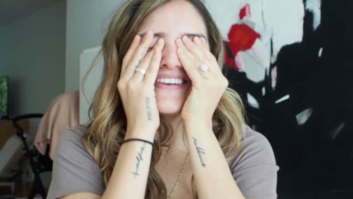チャチー・ゴンザレスのインスタグラム：「A whole spanglish mess 🤪😂 posted my attempt to a Get Ready With Me en español! Link in bio if you need a good laugh.」