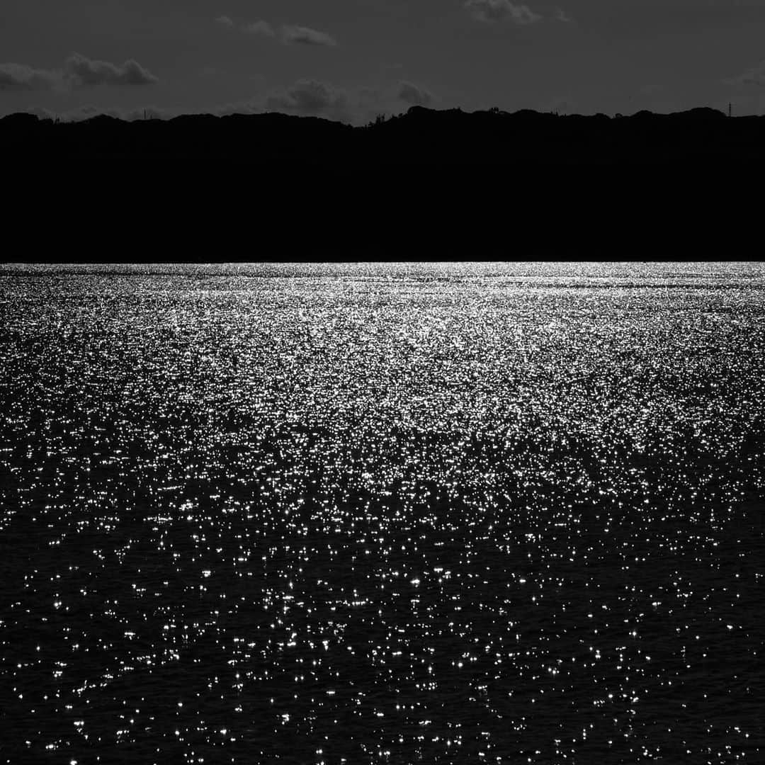 naotakeのインスタグラム：「海 - The sea / X-T2 & Snapseed, 20200901 . . テレビを見てハングリータイガーのハンバーグが食べたくなった。 . . #spicollective #royalsnappingartists #infamous_family #rsa_main #infinity_photo_cult #2_fineart #jp_gallery_member #jp_gallery_bnw #trb_bnw #wp_bnw  #bnw_life #bnwlife_member #bnw_life_shots #bnw_captures #world_bnw #top_bnw #team_jp_ #team_jp_モノクロ #ig_energy_bw #ig_nihon #streetphotographybnw #igersjp #blackandwhite #bnw #bnwphoto #monochrome #bw #bnwphotography #今日もx日和 #fujifilm_xseries」
