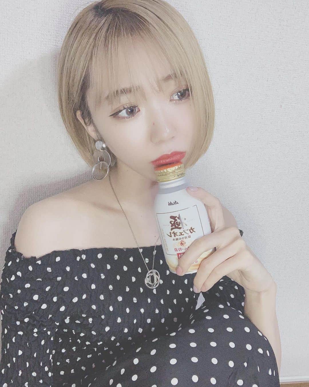 桑名利瑠のインスタグラム：「. . . 毎朝、コーヒーやカフェオレからはじまる朝 幸せやねんな〜 . . . #fashion #followｍe #followforfollowback #selfie #selca #makeup #make #ショートボブ #ハイトーン #金髪 #code #instafashion #instagood #photo #l4l #outfit #outfitoftheday #オフショル #プチプラコーデ #プチプラ #カフェオレ #東京 #아이돌 #패션 #오샤레 #사진 #お洒落好き #鎖骨 #style #グレイル」