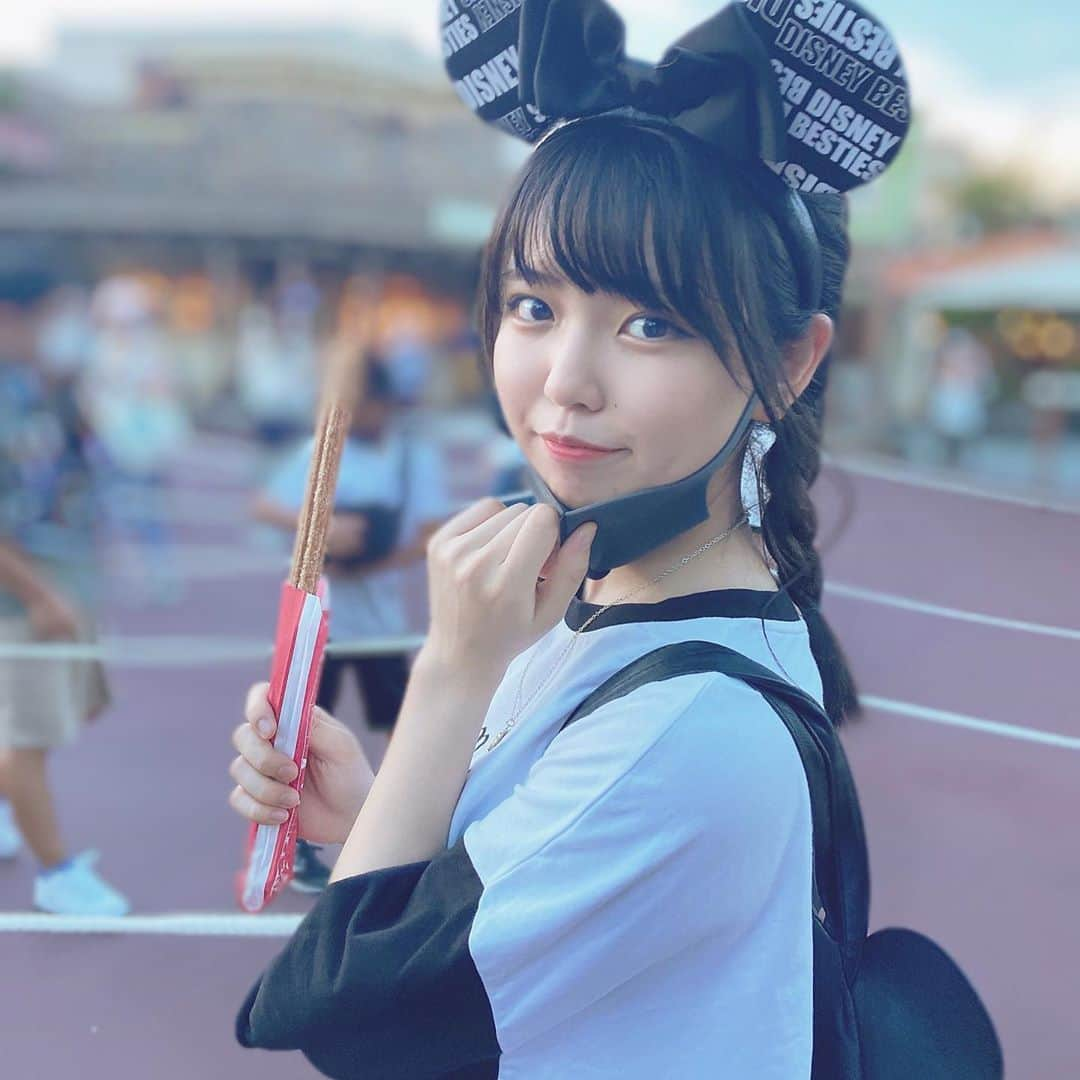 石井香帆さんのインスタグラム写真 - (石井香帆Instagram)「ディズニーランドに行きました🐭 色んなカチューシャあって迷ったけどこのカチューシャ買ってよかったお気に入りすぎる🥺 チュロス食べてる、チュロス美味しいよね！」8月31日 21時13分 - kahoyan_610