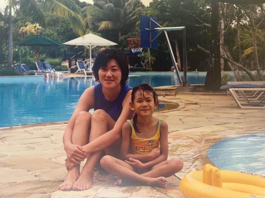 EZのインスタグラム：「지혜 최강 기요미 시절 2004년 엄마랑...⭐️ me and my mom in Phuket in 2004❤️」