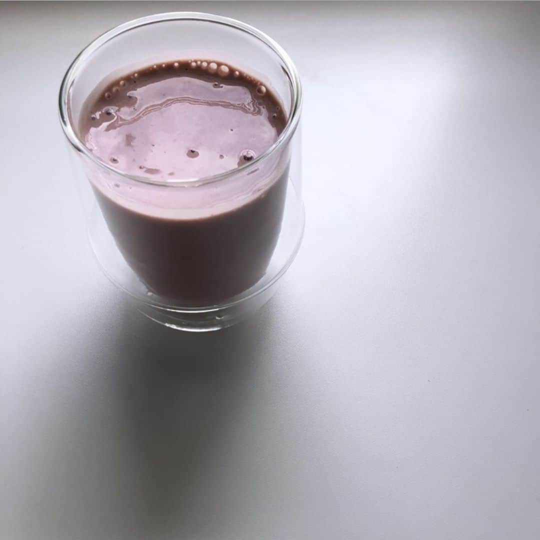 ◆miki◆のインスタグラム：「* 🍌🍇🥛 * 好きな物に囲まれたくなっちゃって♡♡せっせと断捨離しとります➿ * 安いコップは容赦なくブン投げて @kintojapan をお出迎え🥛 サイズは迷って 350mlと250mlにしました♡ * 二重構造だから水滴付かないんだって！（知らんかったけどw） ホントに付かないわ～👏🏻 * ほんで スムージーにハマって ほぼ毎日飲んどります 1杯で腹パン╭(°A°`)╮ * スムージーレシピ✍ ✔バナナ ✔ブルベリー ✔ラズベリー ✔豆乳 ✔青汁の粉orモリンガの粉 ✔たまーにヨーグルト 量はお好み♡♡ * #kinto #キント #グラス #コップ #glass #シンプルな暮らし」