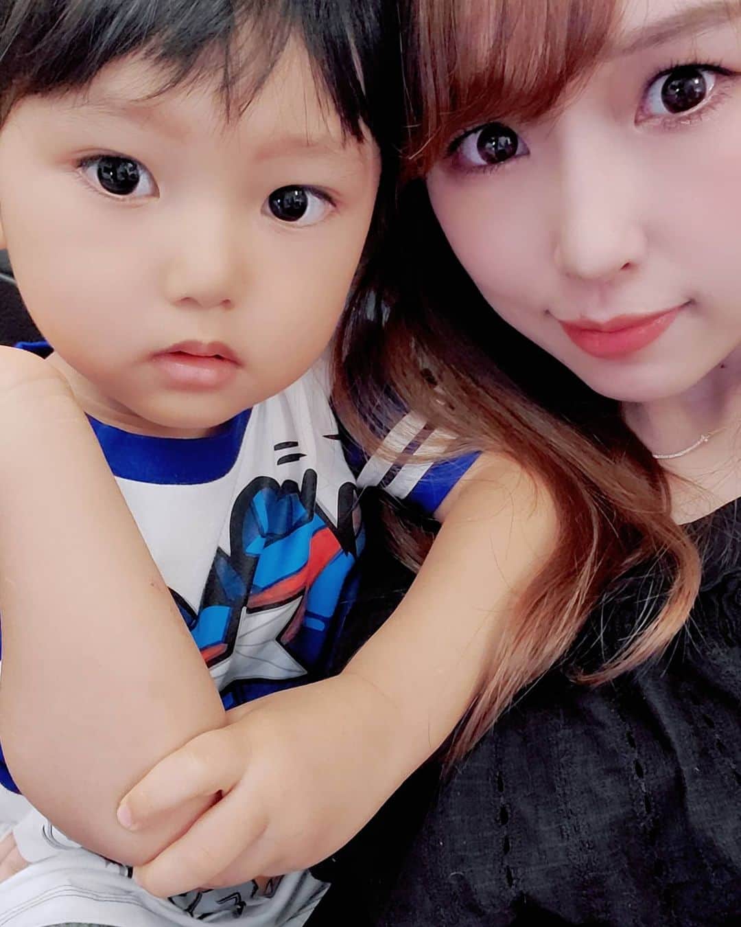 佐藤夏希のインスタグラム：「カメラを向けると蚊に刺された所を 全力でアピールするようになりました😂(笑) 私は#妊娠9ヶ月 に突入しまして お腹ぽんぽこりんです！ 体力のなさを痛感する毎日。 あんなにすばるん妊娠中は産む直前までスタスタ歩けてたのに、今では毎日亀さんのように歩いてます🐢 年のせいでしょうか？😵💧w * * * * #ドライブ#男の子#男の子ママ#おやこーで #むすこーで #息子#息子ラブ #2歳#ママ#ママさんと繋がりたい #ママスタグラム#mama#mamastagram #mamanoko #ママリ#妊娠記録#マタニティライフ#マタニティ#二人目妊娠中#babyboy#boy#成長記録#幼児 #妊娠後期#9ヶ月」