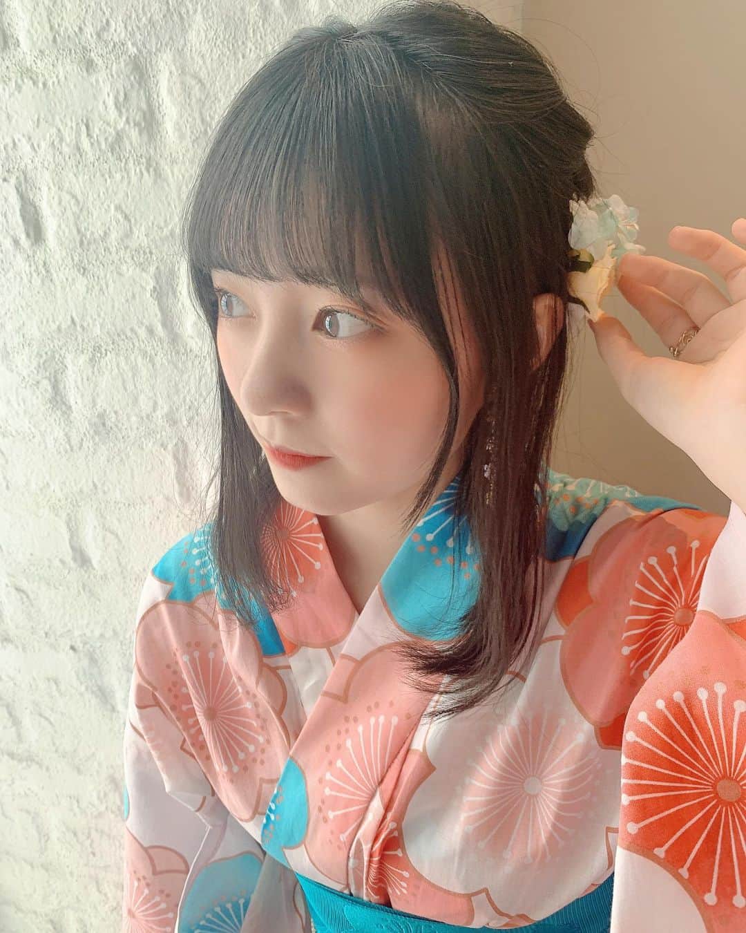 上島楓のインスタグラム：「.  #はかたニコニコ夏祭り  たのしかった〜 浴衣を着て夏祭りらしいものを食べたりして幸せな時間でした🍃  #浴衣 #浴衣ヘアアレンジ #夏祭り」