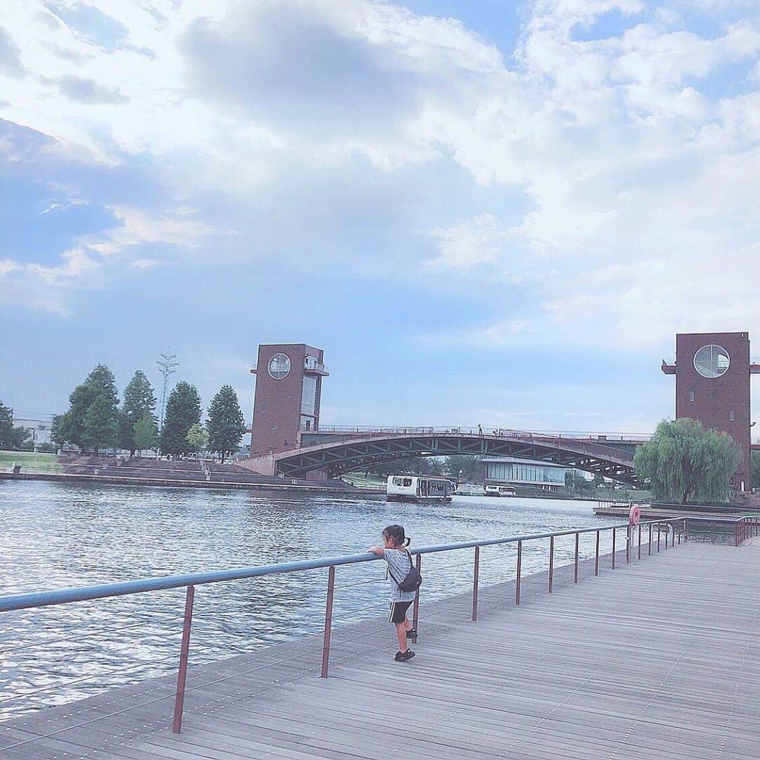 長尾麻由のインスタグラム：「いつかのお散歩 産まれて生後2ヶ月の時に初めてのお出かけした場所もここだった🌿 大きくなったなぁ✨  #富山生活#富山ママ#3歳ママ #環水公園 #japan#toyama#canalpark」