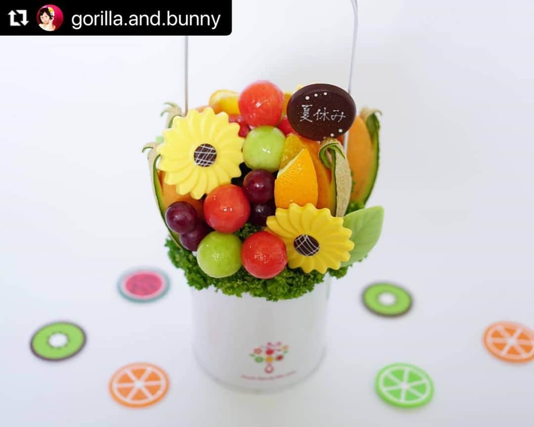 Fruit-bouquets.comさんのインスタグラム写真 - (Fruit-bouquets.comInstagram)「Repost @gorilla.and.bunny with @make_repost ・・・ .﻿ @fruitbouquet.japan #フルーツブーケアンバサダー  ２回目の#フルーツブーケ が届きました⸜❤︎⸝‍﻿ ﻿ ﻿ 今回のフルーツブーケは夏らしいひまわりが可愛い「ソレイユ」です🌻﻿ ﻿ ﻿ 2種類のメロン、スイカ、ブドウ、オレンジををアレンジメントしている夏の限定フルーツブーケ！﻿ ﻿ ひまわりやひまわりの葉っぱはフランス産の高級チョコレートで出来ています♡﻿ ﻿ 可愛らしくカットされたフルーツたちは、乾燥しないように無糖の寒天でコーティングされているので、新鮮でみずみずしくて、本当に美味しいの😋✨﻿ ﻿ 高品質な日本産のフルーツを全国から厳選して取り寄せて、当日の朝に状態の良いものを選別して作るフルーツブーケ。﻿ フルーツ本来の美味しさを存分に味わえるフォトジェニックで美味しいフルーツブーケ、贈り物にピッタリだと思います❤❤﻿  ﻿ ﻿ #夏 #プレゼント #贈答品  #froutbouquet #plaisir #フルーツ #ブーケ #お祝い #パーティ #結婚祝い #新築祝い #出産祝い #プレゼント #インスタ映え #スイカワンピ #4歳 #一眼レフ #キッズコーデ #キッズファッション #写真好きな人と繋がりたい #おしゃれさんと繋がりたい #女の子ママ #いいね返し #インスタキッズ #コーデ記録 #子供のいる暮らし #ヘアアレンジ #キッズヘアアレンジ #韓国子供服」8月31日 21時22分 - fruitbouquet.japan