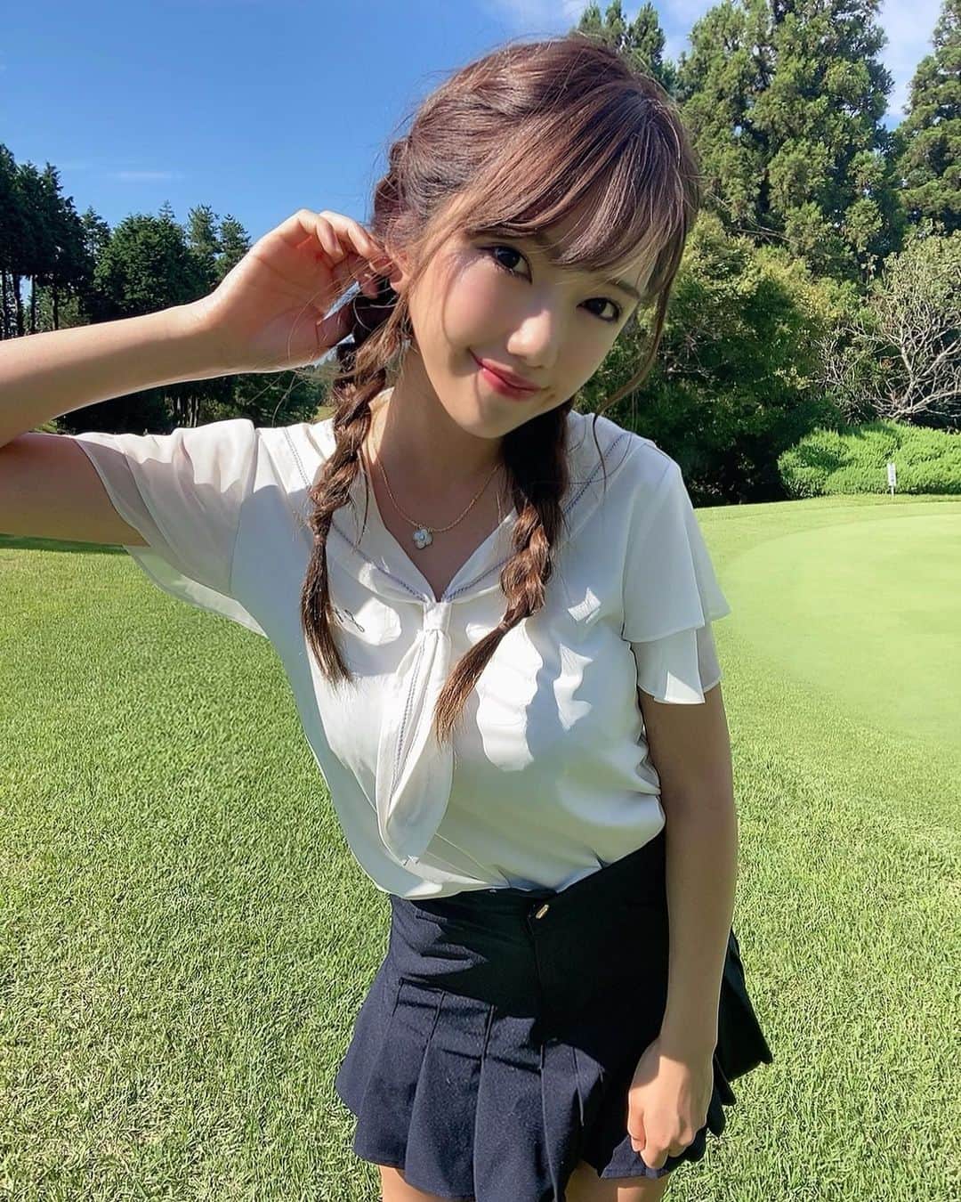 のインスタグラム：「@j.jane_japan   今日から9/4まで夏物SALE やってはるみたい💙  まだまだ暑いから嬉しいよね(˚ ˃̣̣̥ω˂̣̣̥ )☀️  このウェアはセーラー服みたいな ウェア(•'-'•)⭐ ちょっと、着るのに勇気いたけど、 着たらすごく可愛くてめっちゃサラサラしてて涼しかった💙  風がふいたら袖がヒラヒラ〜てなるのがかわいい🥰  うちの学校はセーラー服じゃなかったから こんなウェア着れて嬉しい- ̗̀ ♡ ̖́-  パター動画はオマケ🤣🤣 ないすぱー❤ふぃーーーー♪  #ゴルフ #ゴルフ女子 #ゴルフ女子と繋がりたい #ゴルフスイング #ゴルフウェア #韓国ゴルフウェア #ゴルフ好きな人と繋がりたい  #ゴルジョモ #ゴルフ初心者 #関西ゴルフ女子  #20代ゴルフ」