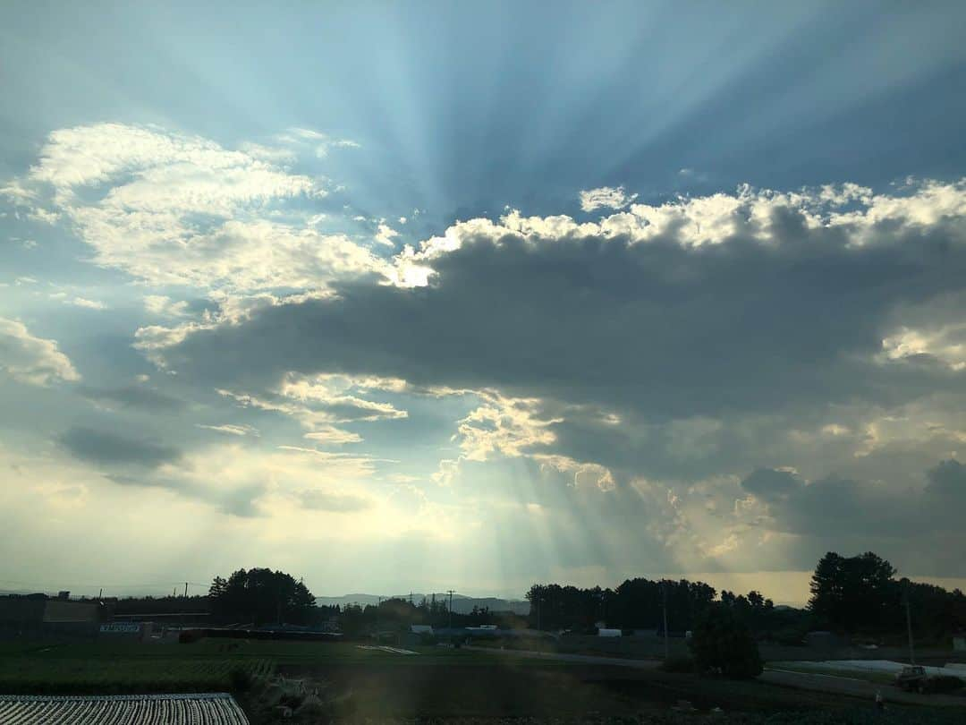 蒼木まやのインスタグラム：「・﻿ 神秘的〜☁️☀️﻿ ﻿ 大好きな夏が終わってしまう！！﻿ 今年の夏も楽しかった☺️☺️﻿ ﻿ #2020夏 #iPhone写真 #くも﻿ #サマーウォーズみたいなお盆に憧れる﻿ ﻿」