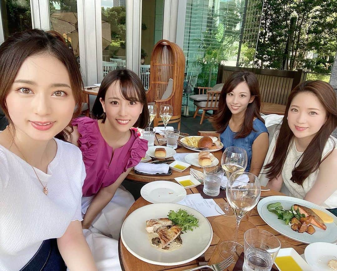 のインスタグラム：「今日で8月も最後だー🌱まだまだ暑いけど頑張っていたこともあって、充実した一瞬の8月でした🍧皆さんどんな夏休みを過ごしましたか？☺️ . 先日姉と相変わらず美しい色紙姉妹とランチに行きました✨学生時代からお世話になってるので久しぶりに集まれてすごく嬉しくて癒されました🤤💕. . みんなに会いたいです💕. . . #ランチ#パレスホテル #色紙姉妹#美しい#姉妹 #私の知ってる姉妹で一番美しい#sisters#8月」