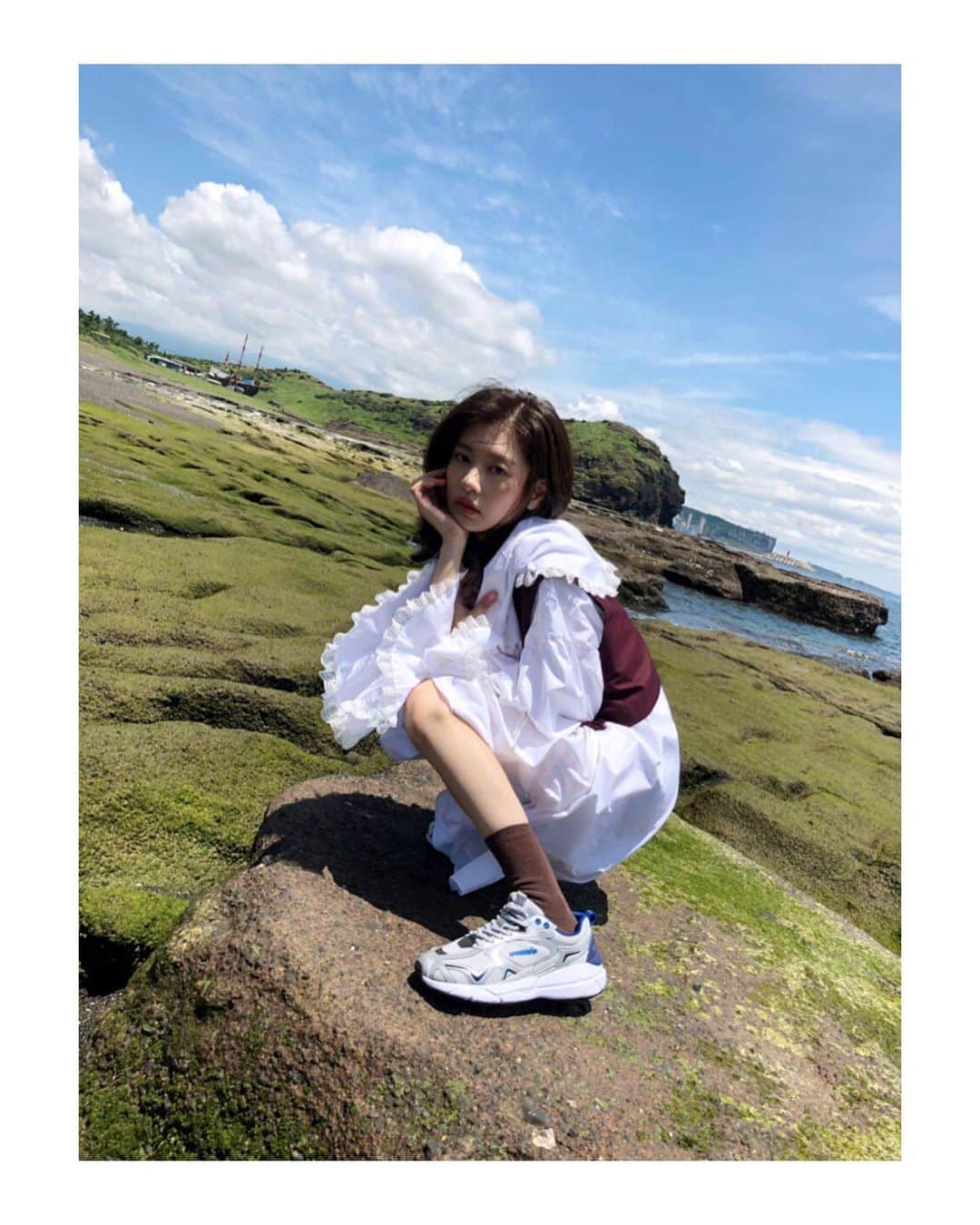 チョン・ソミンのインスタグラム：「화보촬영중Ⅳ 사진만 봐도 청량해지는 제주🌿」