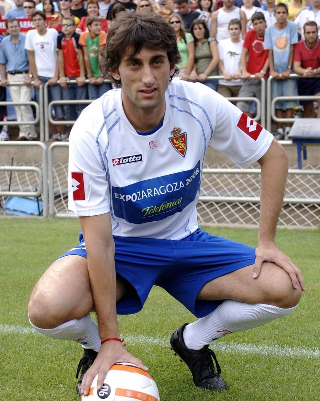 LFPさんのインスタグラム写真 - (LFPInstagram)「👑⚽️ The PRINCE of La Romareda.  💙🇦🇷 #OnThisDay 15 years ago, @realzaragoza presented @diegomilito to his fans.  👑⚽️ El PRÍNCIPE de La Romareda.  💙🇦🇷 #TalDíaComoHoy hace 15 años, el #RealZaragoza presentaba ante su afición a #DiegoMilito.  #LaLiga #LaLigaSantander #LaLigaHistory #Football」8月31日 21時30分 - laliga