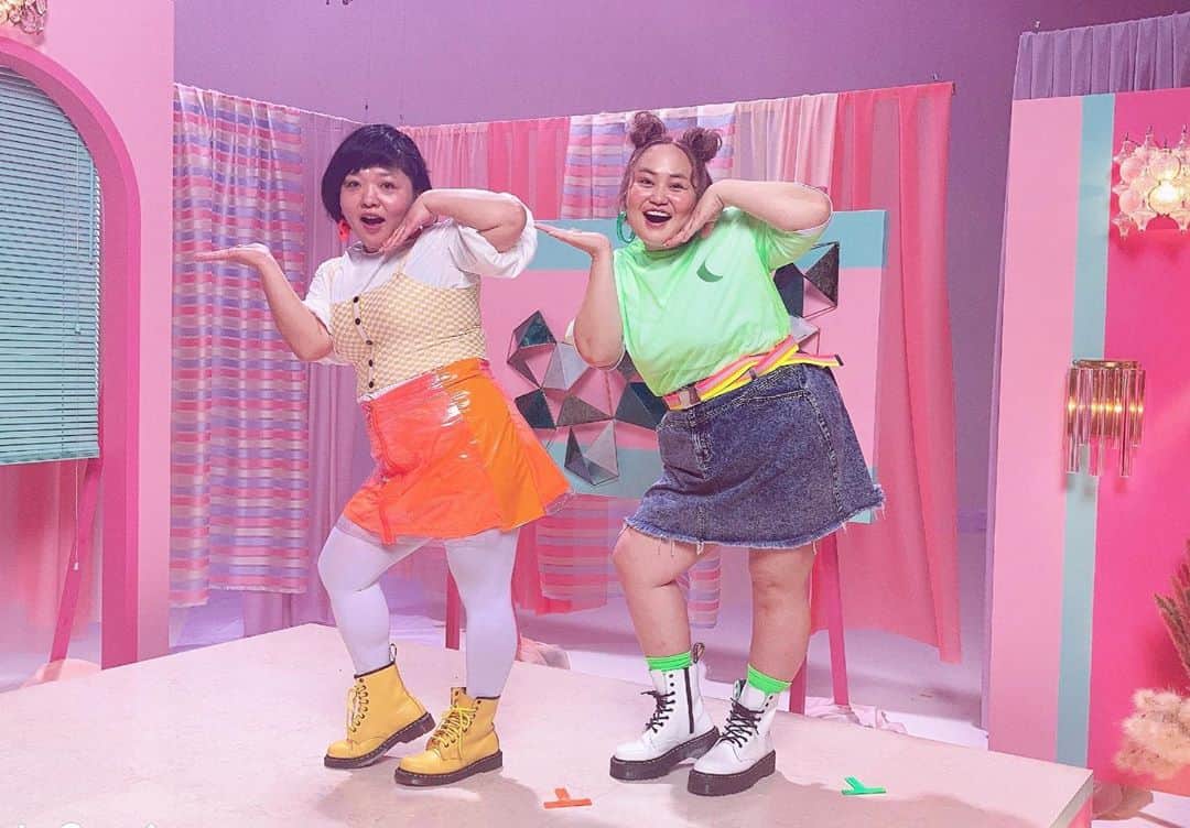 おかずクラブのインスタグラム：「#FANCL こんばんは〜🌃 スタイリストのAyumiです！ 今朝ストーリーでもお伝えしたので、もう見た方も居ると思うのですが、FANCLさんのマイルドクレンジングオイルPR動画のおかずクラブさん衣裳です！ ガールズユニットっぽい感じで、ネオンカラーでポップにしました！ 2人とも普段はあまり履かせない、ミニ丈のスカート！ ゆいPさんは思い切って生脚！！ ヘアメイクも、おかずクラブさんご本人も、私も絶対的な信頼を置いてる根本さんにお願いし、可愛くしてもらいました！！ 根本さんが作るおかずクラブのヘアメイクが1番可愛い！！ YouTubeに色んなパターンの動画がアップされてて、30秒バージョンではラップもしちゃってます！ (2枚目はラップの時のスッピン！！お肌綺麗！！！) 衣裳も合わせて観てください！！  オカリナ⭕️ 白パフスリーブブラウス👉🏻merlot @merlotcamp  ※過去に買った物です！ イエロー×白ニットビスチェ👉🏻Romantic Standard @romantic_standard  ※結構タイトだったので後ろカットしてレースアップ加工しました！ オレンジビニールミニスカート👉🏻(me) @me.harajuku  ※こちらもサイズ小さかったので、サイドをカットしオレンジエナメル生地で加工しました！ 白タイツ👉🏻Amazon  イエローブーツ👉🏻Dr Martens @drmartens_japan  そその他スタイリスト私物  ゆいP⭕️ 白🌙プリントTシャツ&ネオン黄緑メッシュTシャツ👉🏻Romantic Standard @romantic_standard  デニムスカート👉🏻PUNYUS @punyus  ネオンボーダーベルト👉🏻竹下通り ネオン黄緑ソックス👉🏻SPINNS @spinns_official  白厚底ブーツ👉🏻Dr Martens @drmartens_japan  グリーンフープイヤリング👉🏻NADIA   ヘアバンド👉🏻2人ともAmazon   Styled by @ayumiii_2019  本当に可愛い動画に仕上がったので、是非見てください！！  #FANCL #ファンケル #マイルドクレンジングオイル #おかずクラブ #落ちるクラブ #okazuclub  #ochiruclub #okazugram」