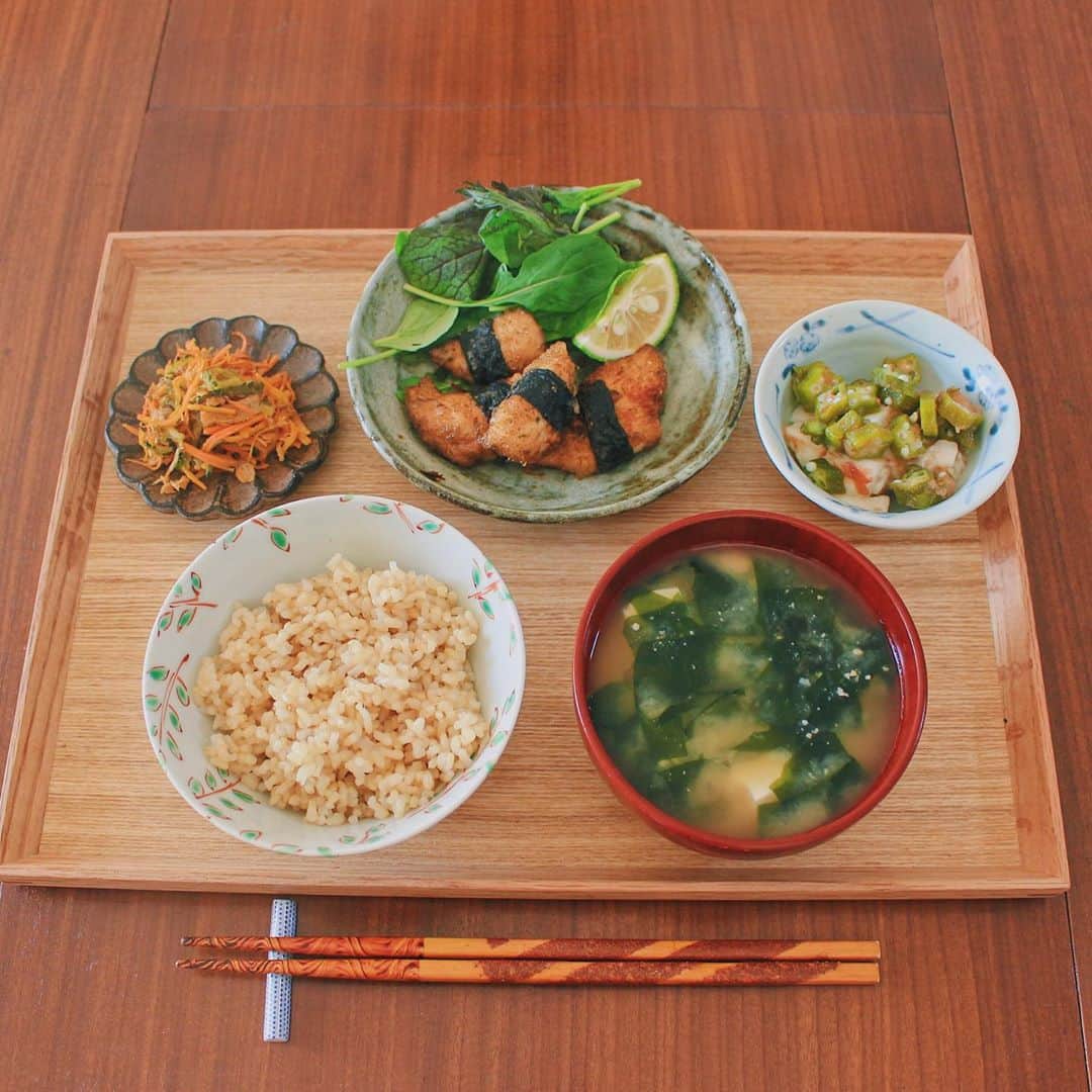 Kaori from Japanese Kitchenさんのインスタグラム写真 - (Kaori from Japanese KitchenInstagram)「野菜の日だけどのりっこチキン定食。 ・ こんばんは。 昨日の朝昼ごはん。 りなちゃんのレシピで作った 鶏肉の磯辺揚げ。 懐かしさのあまり のりっこチキンと呼んでしまう笑 お弁当に入ってた時、嬉しかったなー。 懐かしい！と何名かの方からメッセージをいただき 思い出を共有してる気分で嬉しかったです☺️ ・ 今日は8月31日（やさい）の日らしいですが ここで野菜に関する私のエピソードを話させてください🥒 実は私が野菜を食べられるようになったのは 一人暮らしと同時に自炊をし始めてからです。 実家暮らしの時は トマトとフライドポテトと 茄子の揚げ浸しくらいしか 食べられる野菜が無かったくらい 食わず嫌いでした笑 （肉好き、魚はマグロだけ。 　リアルにお菓子とダイエット食品が主食でした） 自分で料理するようになってから、 野菜のアク抜き、下処理、味付けなど どんどん料理になっていく過程が楽しくて 気付いたら食べられるようになってました。 料理のおかげで新しい楽しみが増えたこと、 野菜をたくさん食べるようになったことで 便秘が改善され、口内炎ができなくなったのは嬉しい😗 ・ 明日から9月。 2020年色々ありすぎて あっという間に毎日が過ぎてゆく。。。 引き続き体調に気をつけてお過ごしください☺︎ ・ 【おしながき】 発芽玄米 豆腐と淡路島生わかめのお味噌汁 りなちゃんレシピののりっこチキン @rina_kitchen おくらと山芋の梅かつお和え ゴーヤとツナのにんじんしりしり ＊薬膳走り書きは本日お休みします＊ ・ ・ ・ ・ 2020.08.31 Mon Hi from Tokyo! Yesterday’s brunch:Brown rice, miso soup, fried chicken w/ rolled nori, grated yum and gumbo w/pickled plum, and stir-fried gourd, tuna, and carrot. ・ ・ ・ ・ ・ #japanesefood #breakfast #朝ごはん #おうちごはん #早餐 #薬膳 #うつわ #自炊 #小澤基晴 #佐藤もも子 #一汁三菜」8月31日 21時34分 - coco_kontasu