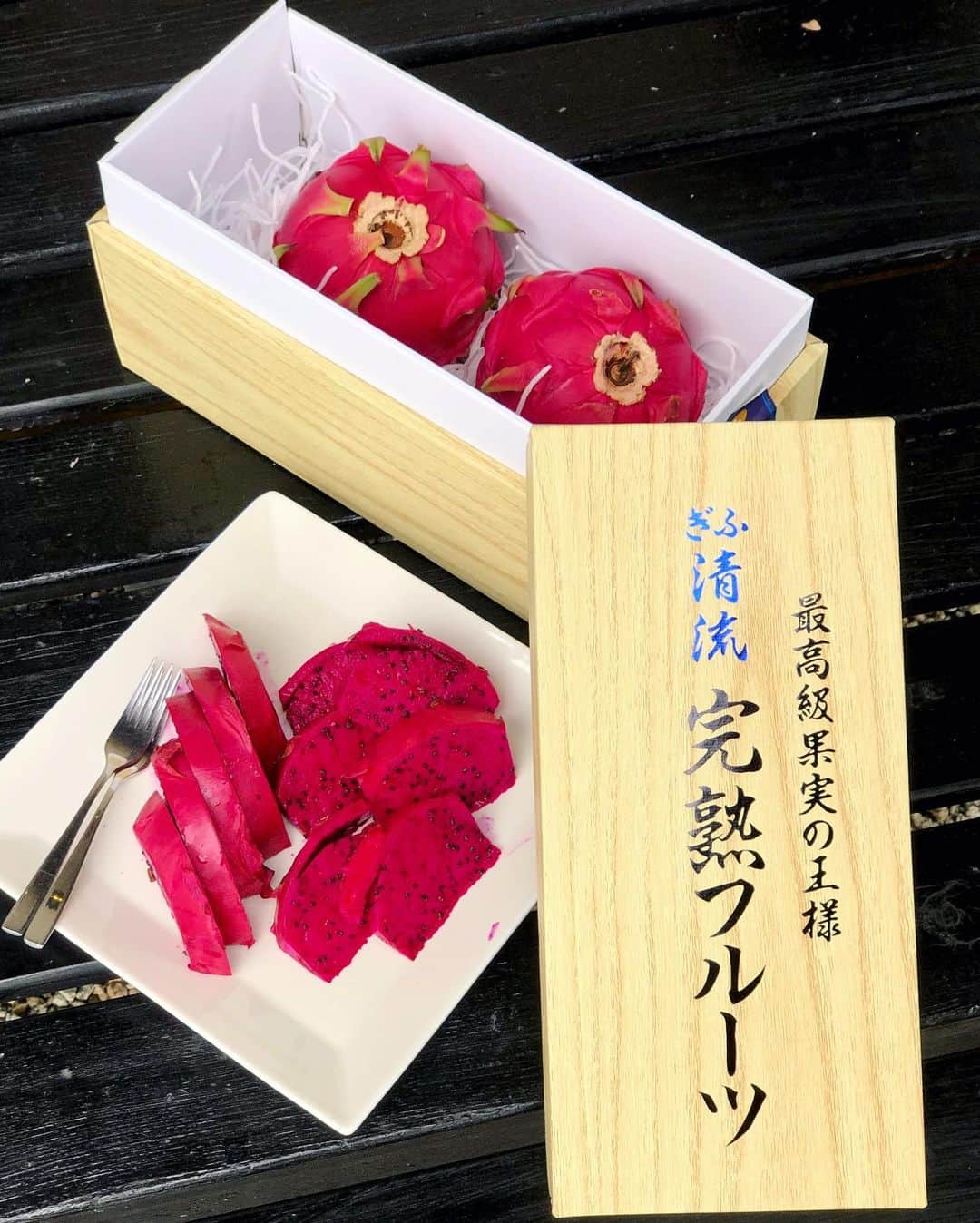 Manaさんのインスタグラム写真 - (ManaInstagram)「🌺🌴💕 𝑹𝒆𝒅 𝒑𝒊𝒕𝒂𝒚𝒂♡ こんばんは😊今日で8月も終わり✨ 少しずつ、夏から秋へ向かっていますね♪ . 残暑もしっかり楽しもうと思い お庭でドラゴンフルーツを食べました💗 . 果実まで赤くて、栄養も倍増です！ . . 〈赤いドラゴンフルーツ(レッドピタヤ)の栄養〉 . ・食物繊維たっぷりで低カロリー ・骨や筋肉の強化に必要なマグネシウムも豊富 ・赤色素はベタシアニンという強い抗酸化力を持つポリフェノール . . いかがでしたか？♡ 色素の濃い食べ物は、栄養価も高まります✨ 是非、参考にしてみてくださいね👩🏻‍🍳♥️ . . そしてまた、髪を短くしてしまいました🐶 ロングヘア好きのフォロワーさんごめんね🙏笑 伸びるの早いのでまた変化を楽しみにしていただけたら嬉しいです〜😆💕 . . #管理栄養士 #料理研究家 #ドラゴンフルーツ #ピタヤ #レッドピタヤ #pitaya #dragonfruit #トロピカルフルーツ #南国 #リゾートコーデ #水着 #水着コーデ #水着姿 #ビキニ #お庭 #芝生 #おうち時間 #残暑 #晩夏 #真夏日 #猛暑 #ボブ #ボブヘアー #イメチェン #夏コーデ #夏の思い出 #夏の終わり #もうすぐ秋 #9月」8月31日 21時45分 - mana.tcy