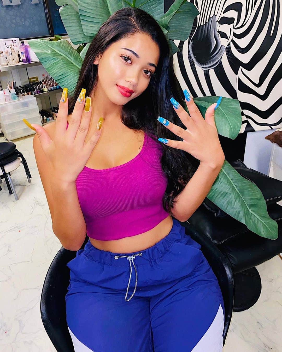 Mayuriさんのインスタグラム写真 - (MayuriInstagram)「24時間hip-hop😻 . #って感じで本日もいますーー  #お腹すいたのでなにかたべますーー #目の前にガーナがある、。 #でも食べたらニキビさんできる、、 #だが食べたい #マユリvsニキビさん  #勝つのはガーナです！ #っ ...