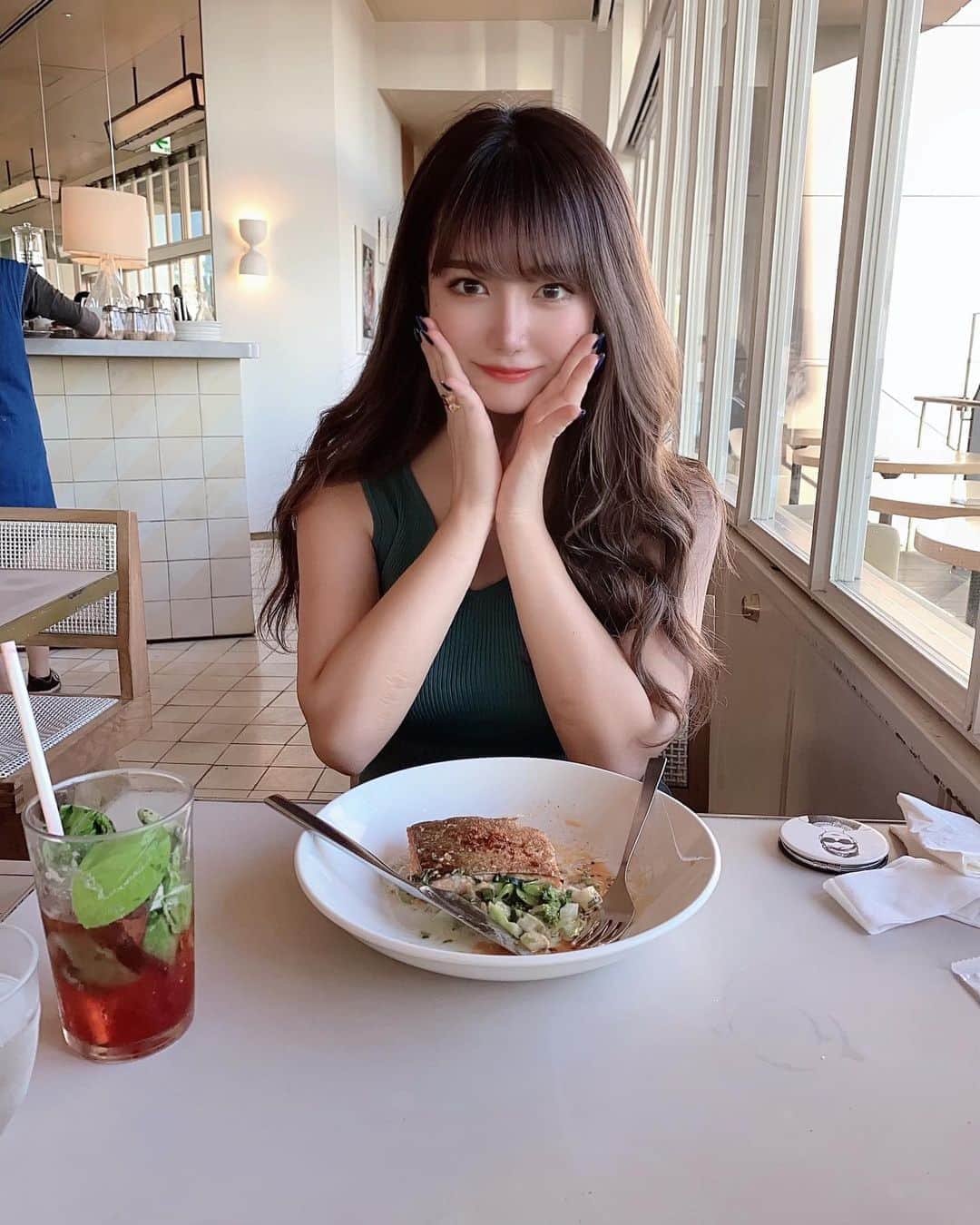 RIKAのインスタグラム：「太り過ぎた……🐱 そろそろ痩せないと人権失いそぉ😦🥑 応援してください。。。。てか吊し上げて絶食させてください。」