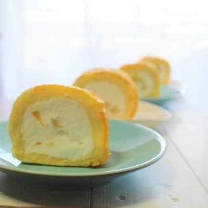 Shinkinedo Group inc.さんのインスタグラム写真 - (Shinkinedo Group inc.Instagram)「. 🍊Summer fruits Roll🍊 . . オレンジには ビタミンCがたっぷり . 活性酸素を取り除いてくれるので、 アンチエイジング効果があります。 . 夏の疲れも癒やして… . 美味しく食べて 心も身体もhappyに♡ . 価格1,620円(税込)  https://shop.shinkinedo.com/fs/shinkinedo/a-a762-1 . . .  #新杵堂 #オレンジ好きな人と繋がりたい #オレンジケーキ好きな人と繋がりたい #おうち時間　#ロールケーキ #お菓子ギフト　#おうちカフェ #うちカフェ #ごほうびスイーツ#お取り寄せスイーツ#サマーフルーツ#オレンジケーキ #おうちスイーツ#アンチエイジング #オレンジソース #フルーツケーキ #sweetspic  #sweetstagram #instadessert #푸드스타그램 #일본음식 #좋아요반사 #자신에게포상 #맞팔 #달콤한남자 #집스위」8月31日 21時43分 - shinkinedo