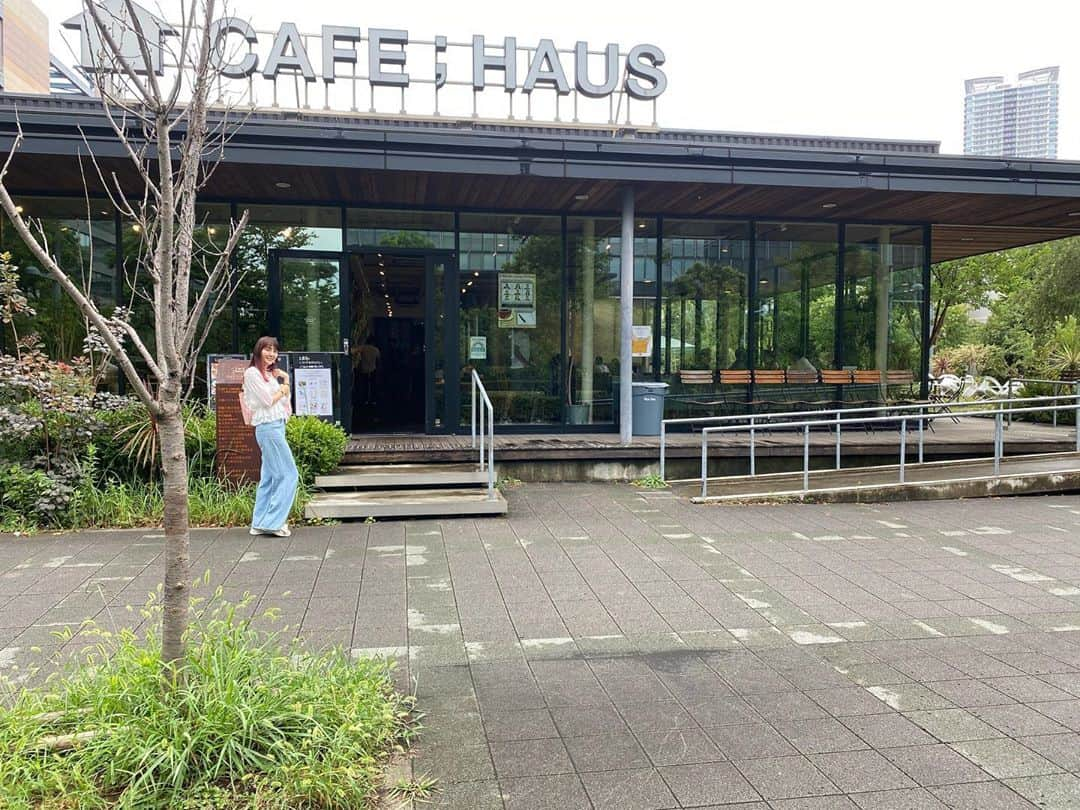 真坂美帆のインスタグラム：「⋆❁.* ・ カフェめぐり…♡ ・ 豊洲からご紹介するカフェ、その②  CAFE:HAUS (カフェハウス) @cafehaustoyosu  営業時間 11:30～23:00  ランチ 平日11:30～15:00  定休日なし  ららぽーと豊洲から少し歩いたところにあるカフェハウス。 ビル街の中なのに、ここだけはみどりの中にいるような気持ちになれます。  お店の中にもみどり🌿 ・ テラス席があるのも嬉しいですっ♪ ・ ・ Tops @lerevevaniller  Bottoms @theory_jp  ・ #cafe #café #cafehaus #カフェ #カフェハウス #カフェ巡り #カフェめぐり #カフェ好き #カフェ好きな人と繋がりたい #東京カフェ #豊洲カフェ #癒しカフェ #テラス席あり #みどり #グリーンカフェ #コーデ #フェミニンコーデ #カジュアルコーデ #声優 #真坂美帆」