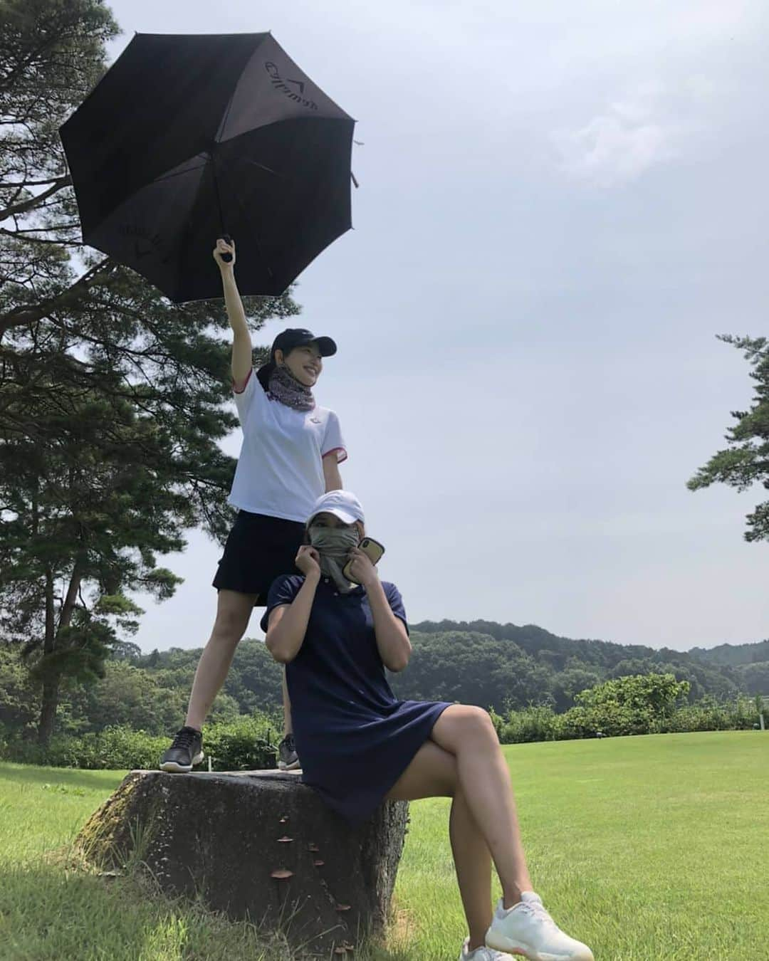 保坂玲奈さんのインスタグラム写真 - (保坂玲奈Instagram)「______#golf . . ティーショット見守り隊🤫 . 夏は日傘＆フェイスマスク必須ですね☀︎  仲良しメンバーとの浅見ゴルフ倶楽部 コースもめっちゃ綺麗でたのしかったなぁ😆 しかもカート乗入れOKで快適だった🥺 . . . #浅見ゴルフ倶楽部#ゴルフ」8月31日 21時53分 - __renao_0707