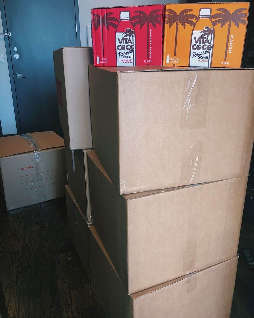 Vita Coco Coconut Waterのインスタグラム：「Moving? Make sure you pack the essentials.  Not moving?  I mean, I would say you should still have a case of coconut water somewhere in your house.  But maybe that's because I am a coconut water brand. Disregard me, this seems like a conflict of interest.」