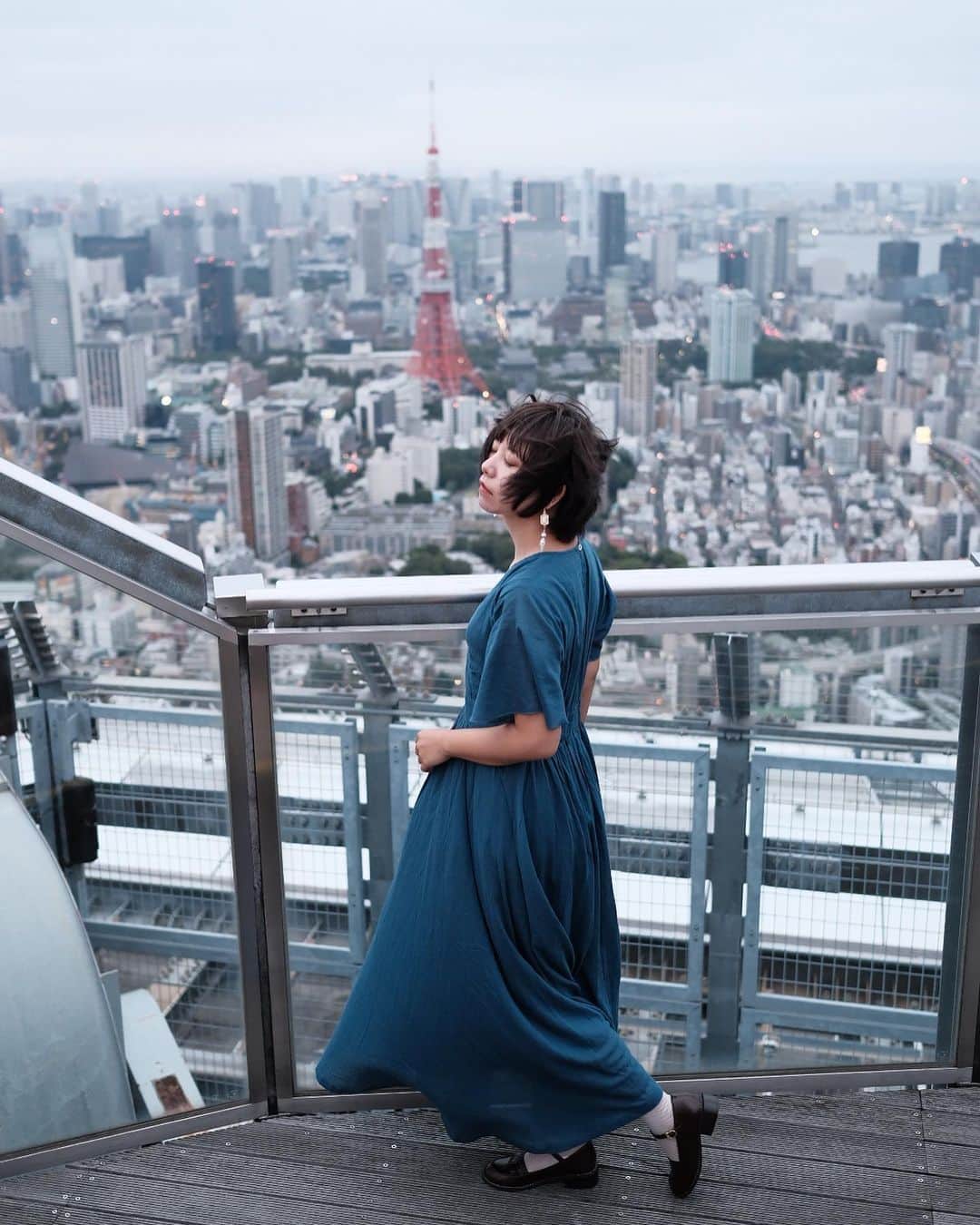 のインスタグラム：「roppongi. . . .  #フジフィルム の #xpro3 を借りて撮りました！ model: @10ten10san10  @konami_new  @ayaketty1685  撮って出しです。ごめんあそばせ🙏」